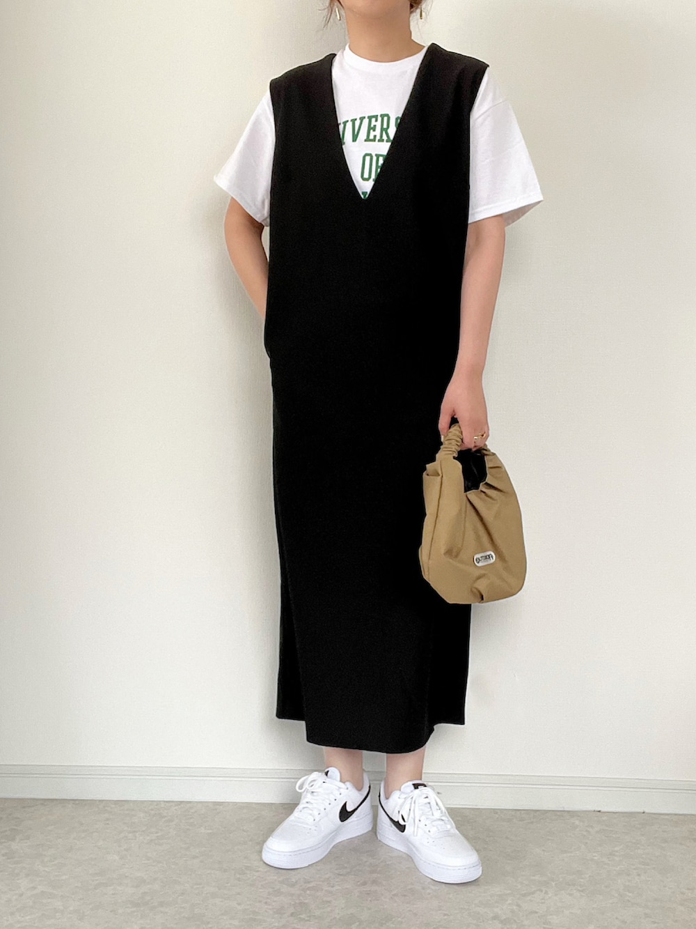 ホワイト系のTシャツ/カットソー、ブラック系のスラックス、ブラック系のショルダーバッグを着用したレディースの夏コーディネートの2枚目の写真