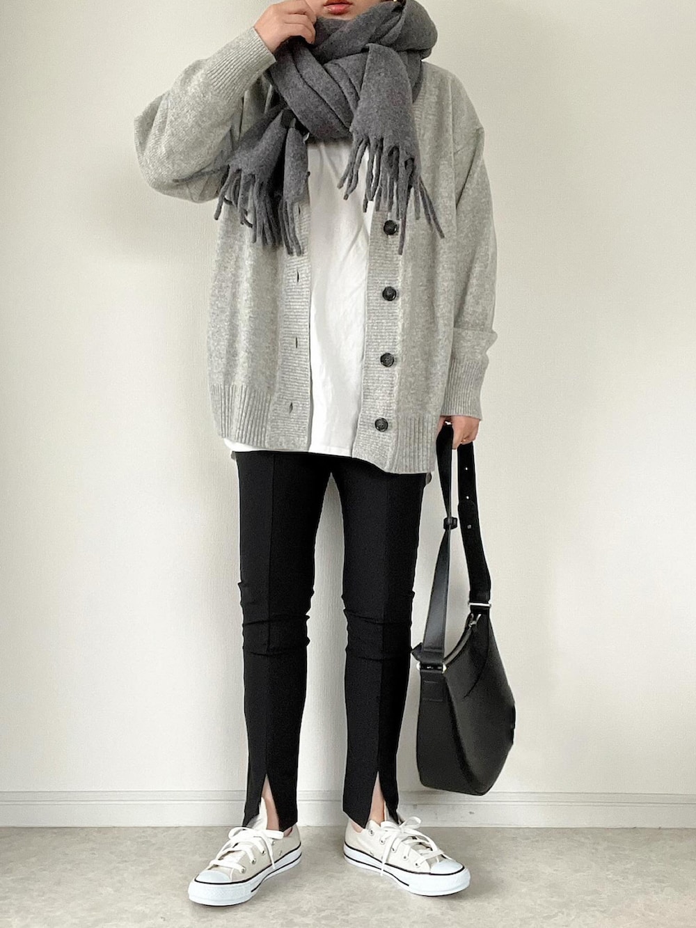 ブラック系のダウンジャケット/コート、ホワイト系のTシャツ/カットソー、その他のトートバッグを着用したレディースの冬コーディネートの2枚目の写真