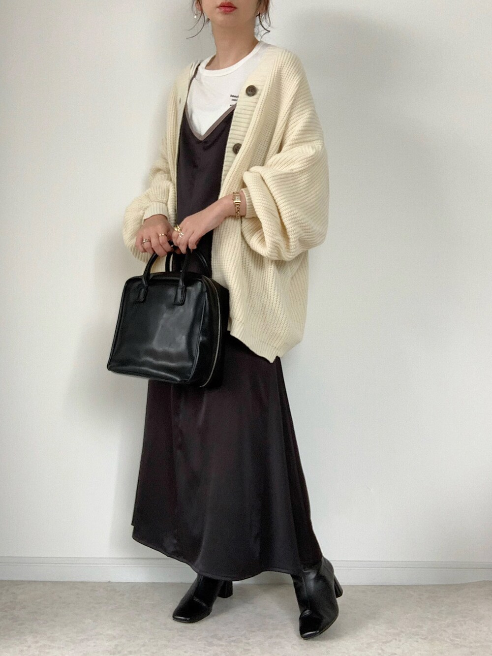 ホワイト系のTシャツ/カットソー、ブラック系のワンピース、ベージュ系のショルダーバッグを着用したレディースの春コーディネートの5枚目の写真