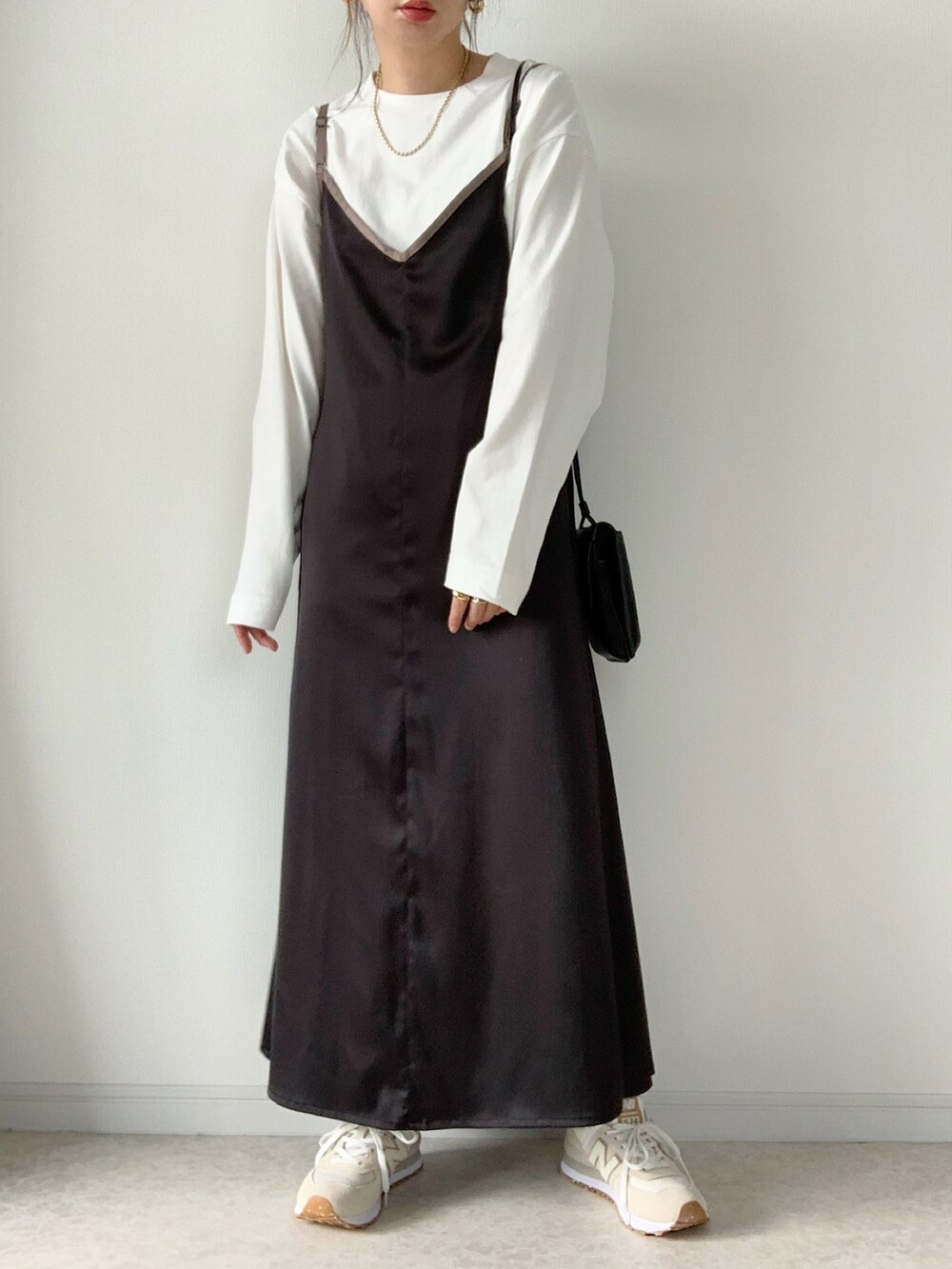 ベージュ系のカーディガン/ボレロ、ブラック系のワンピース、ホワイト系のTシャツ/カットソーを着用したレディースの秋コーディネートの2枚目の写真