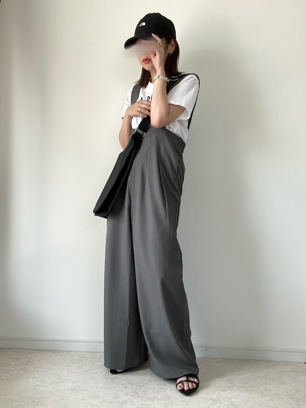 ホワイト系のTシャツ/カットソー、ブラック系のベスト、ブラック系のショルダーバッグを着用したレディースの夏コーディネートの2枚目の写真