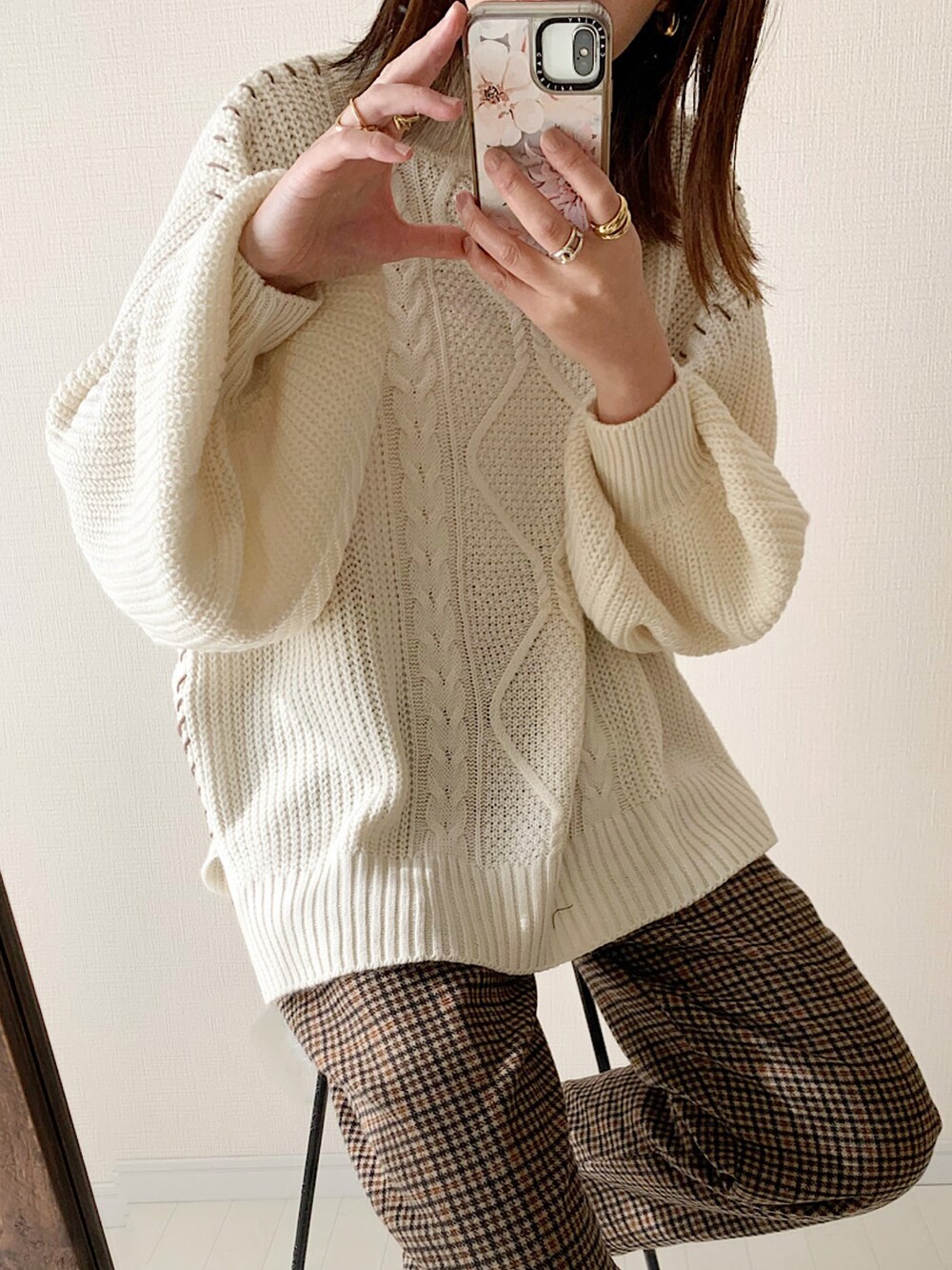 ホワイト系のニット/セーター、ブルー系のデニムパンツ、その他のエコバッグ/サブバッグを着用したレディースの秋コーディネートの3枚目の写真