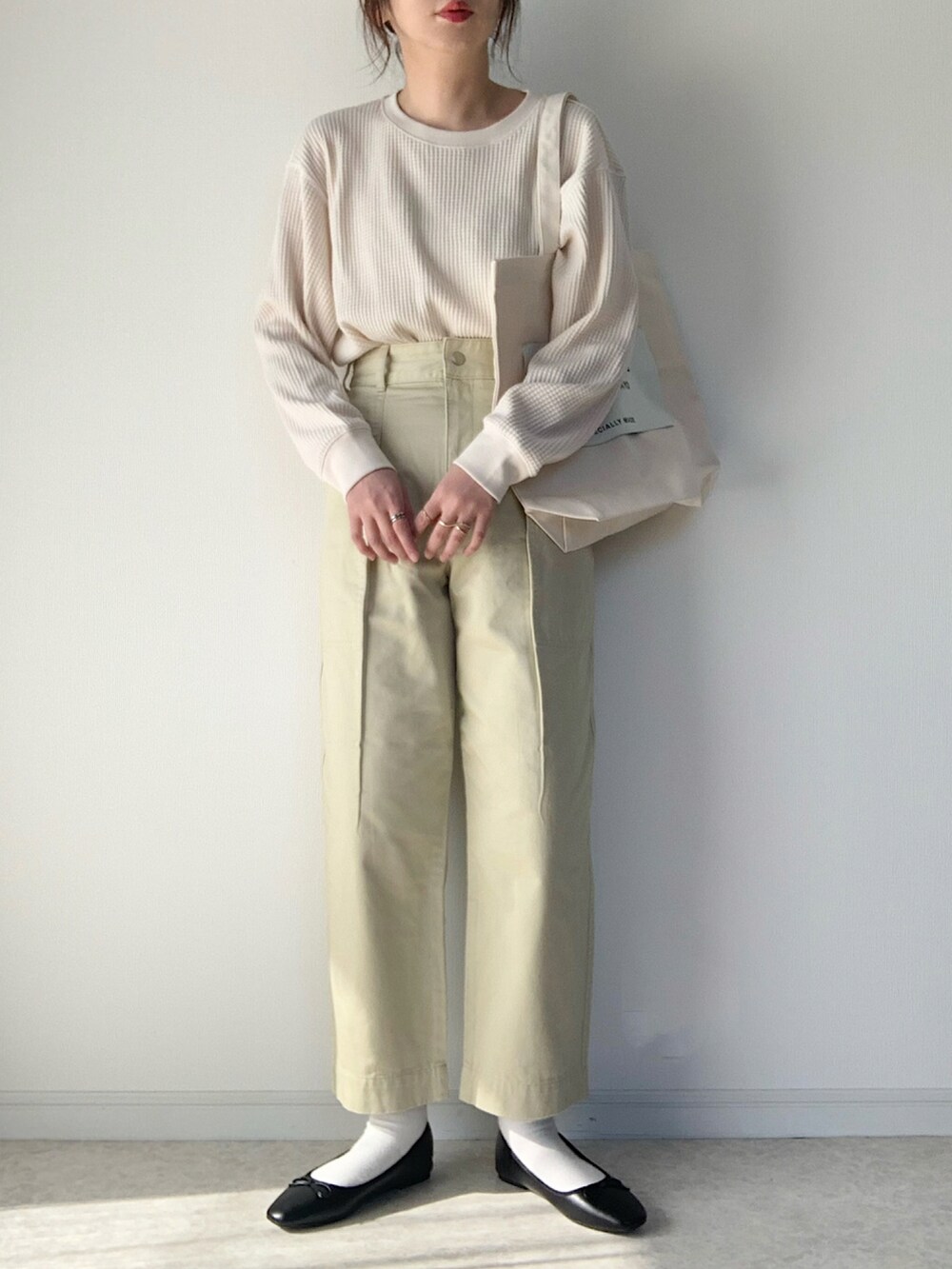 ホワイト系のTシャツ/カットソー、ブルー系のデニムパンツ、ブラック系のショルダーバッグを着用したレディースの春コーディネートの4枚目の写真