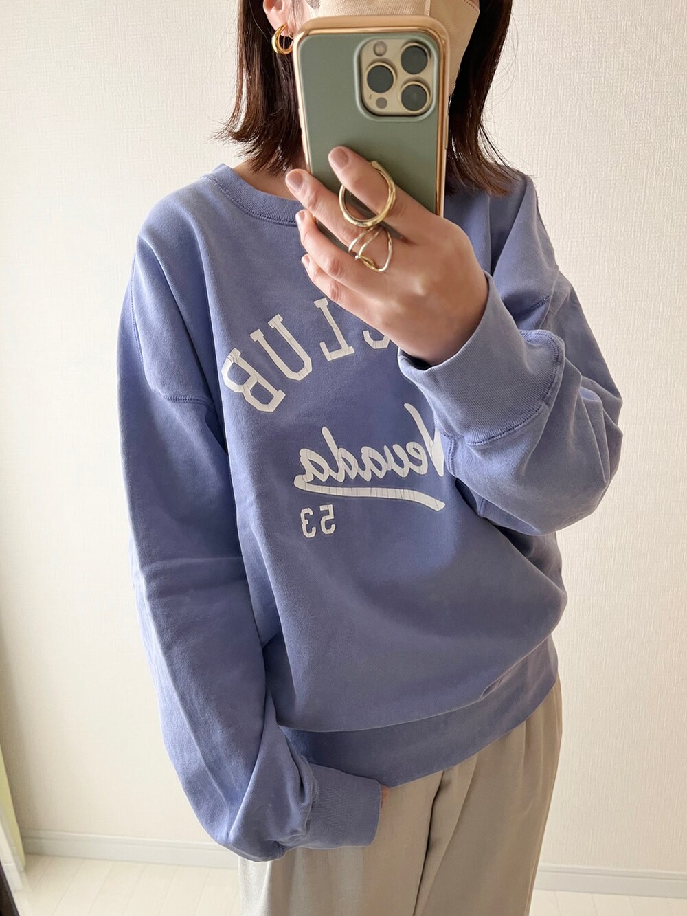 パープル系のスウェット、ベージュ系のその他パンツ、ホワイト系のパンプスを着用したレディースの冬コーディネートの2枚目の写真