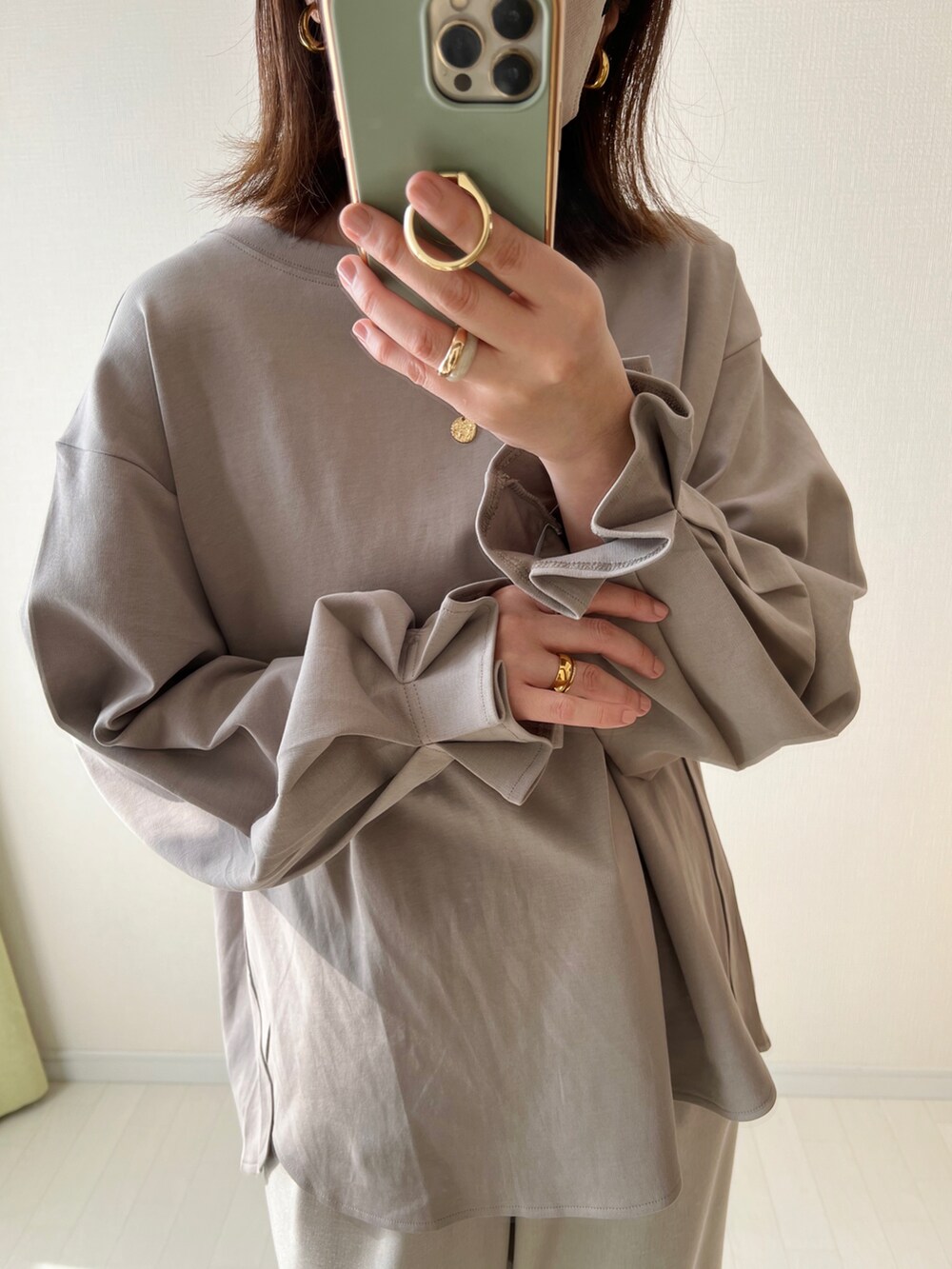 「ほめられ本命コーデ、休日スタイル、ママファッション、ニュアンスカラー、ユニクロ、タックワイドパンツ、キャンディスリーブ」｜「classicalelfの綿100％、さらり滑らか。ふんわり&くしゅが可愛い大人トップス（Tシャツ/カットソー、ブラウン系）」を使った、maiko さん（骨格ウェーブ・レディース・159cm）の冬コーディネートの2枚目の写真
