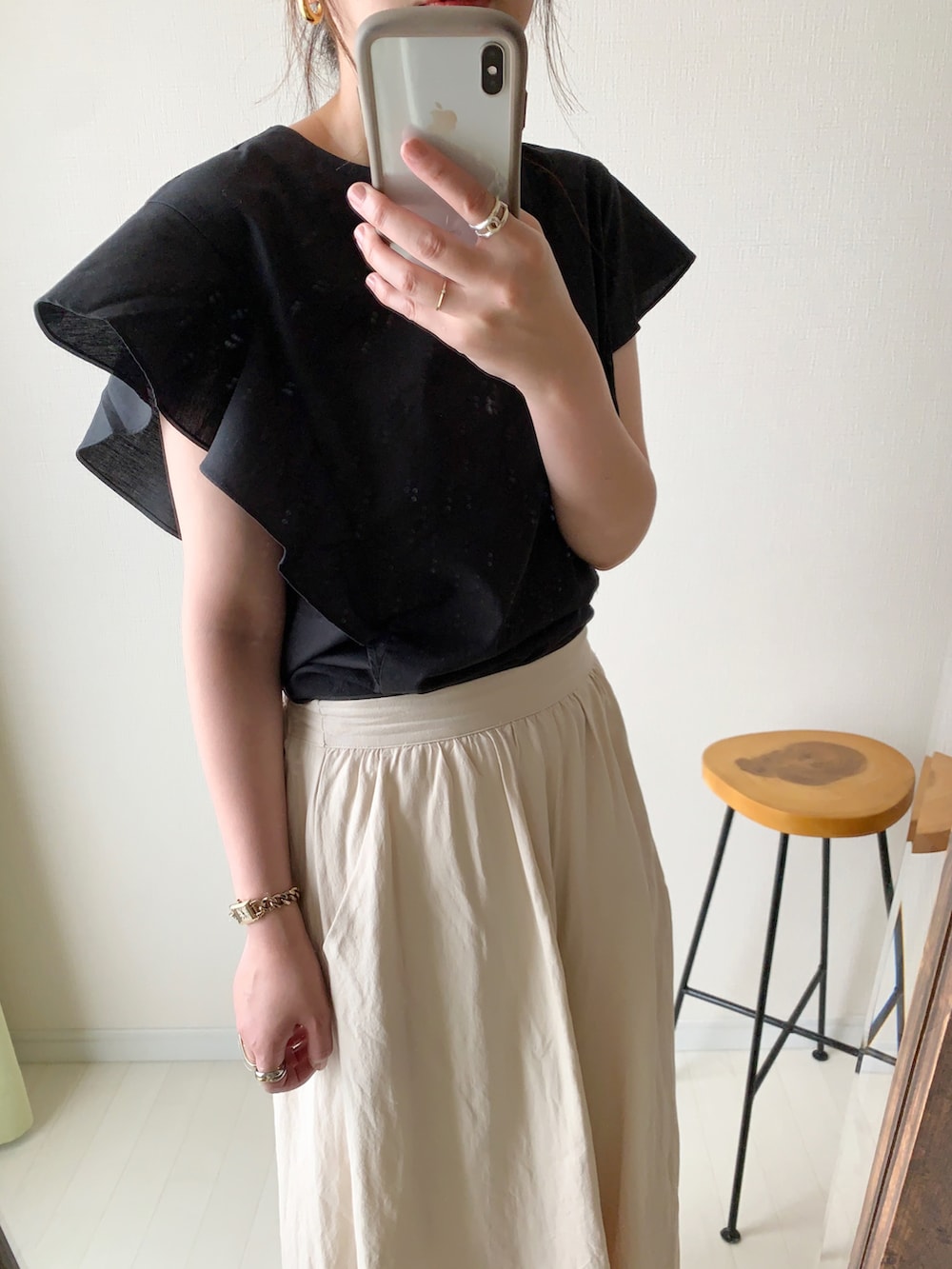 ブラック系のシャツ/ブラウス、ベージュ系のその他パンツ、ブラック系のショルダーバッグを着用したレディースの夏コーディネートの4枚目の写真