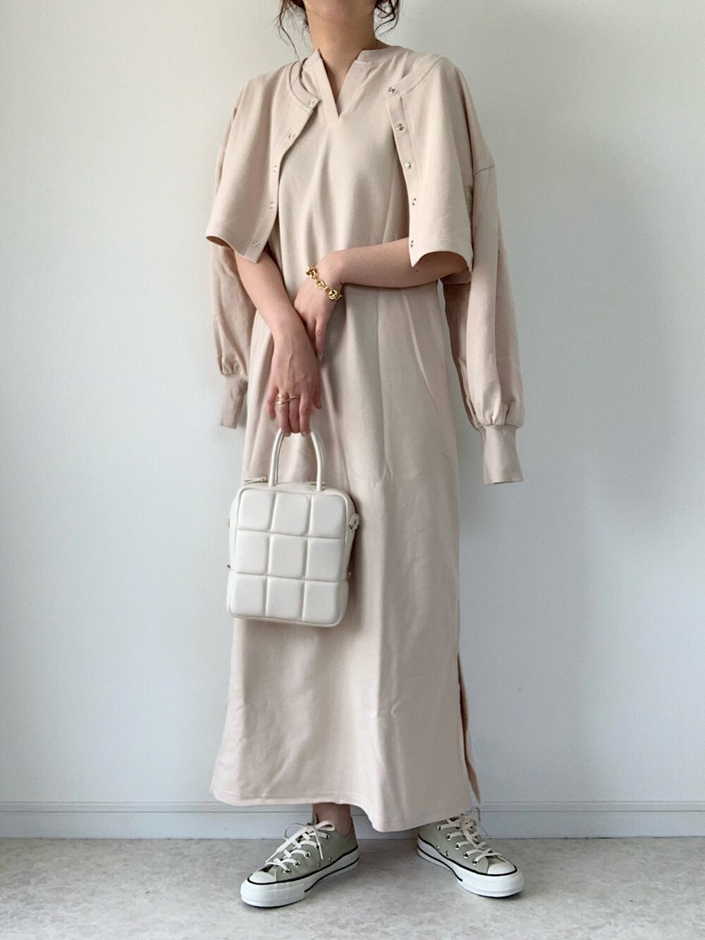 ベージュ系のワンピース、ブラック系のショルダーバッグ、ブラック系のサンダルを着用したレディースの春コーディネートの3枚目の写真