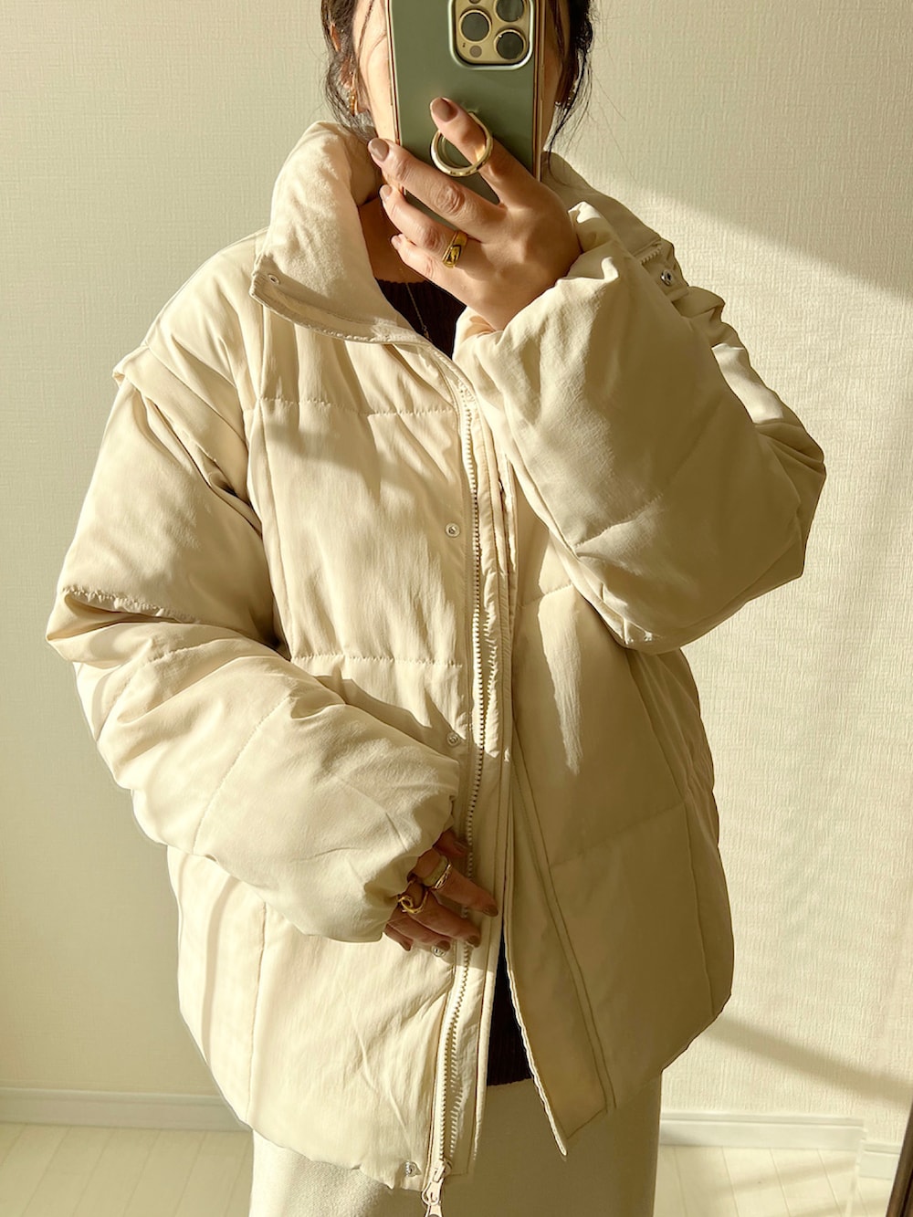 ホワイト系のダウンジャケット/コート、ホワイト系のニット/セーター、グリーン系のカーゴパンツを着用したレディースの秋コーディネートの3枚目の写真