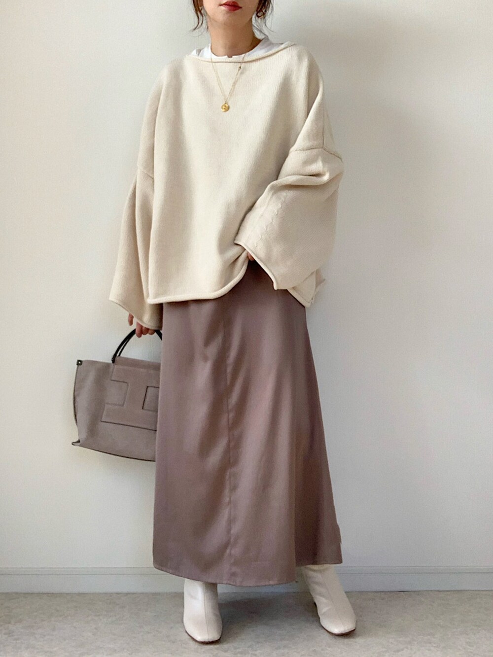 ベージュ系のカーディガン/ボレロ、グレー系のワンピース、その他のその他パンツを着用したレディースの冬コーディネートの3枚目の写真