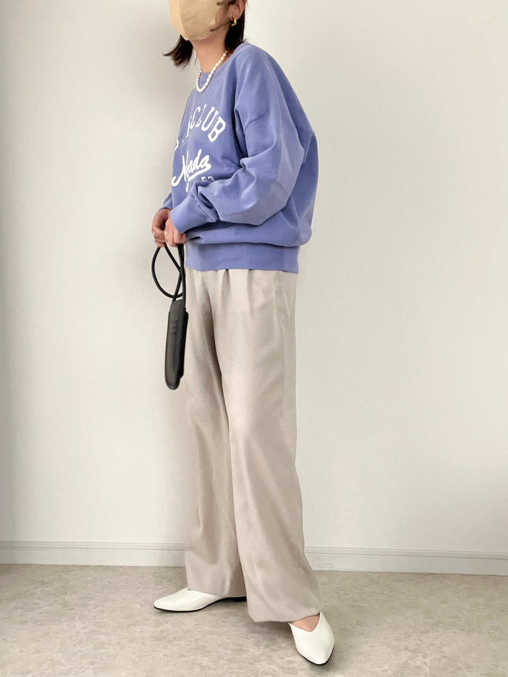 ブラック系のカーディガン/ボレロ、ホワイト系のシャツ/ブラウス、ベージュ系のその他パンツを着用したレディースの冬コーディネートの3枚目の写真