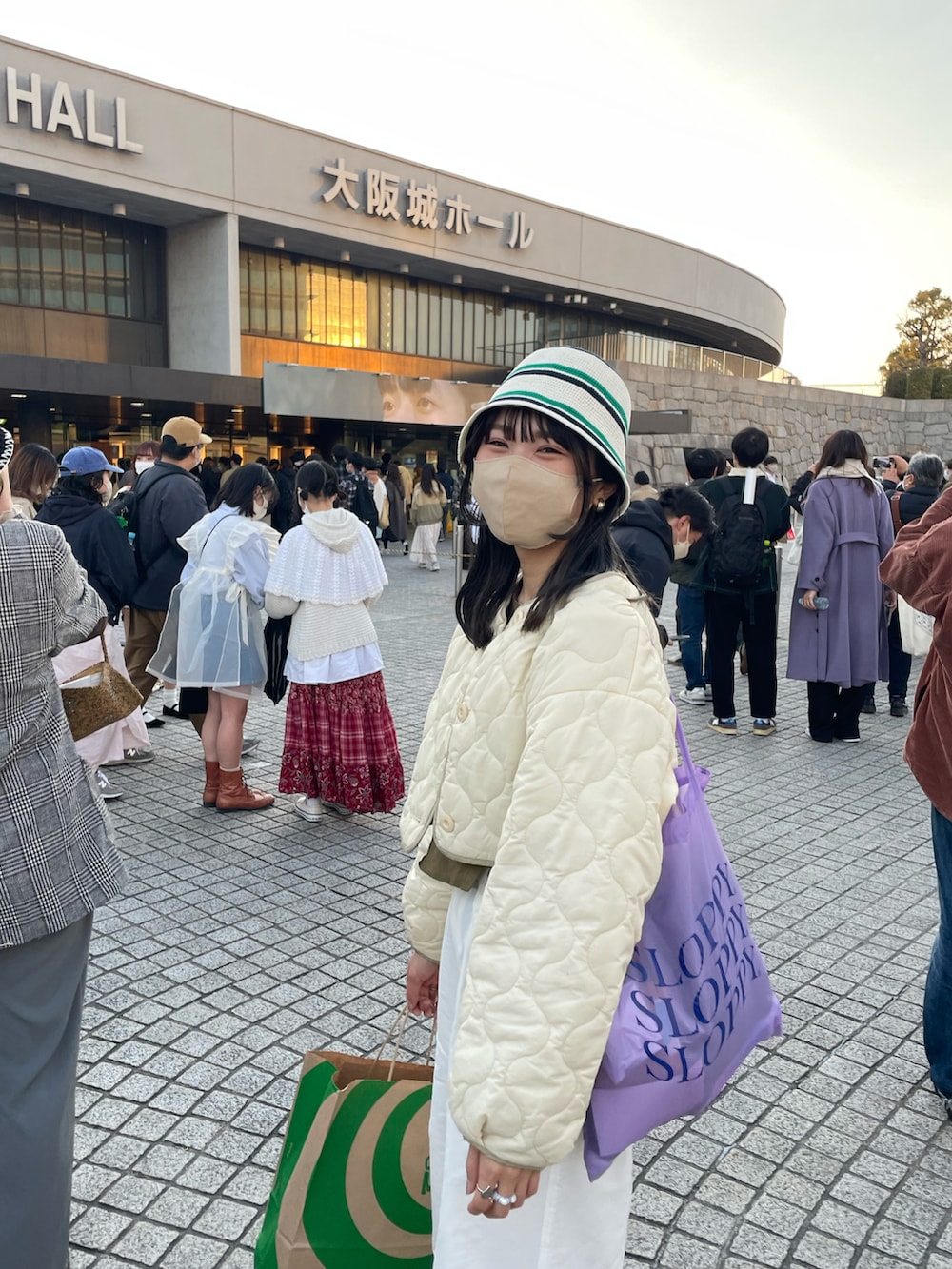 「春服デビュー宣言、春コーデ、プチプラ、キルティング、ショート丈トップス、パラシュートパンツ、ホワイトパンツ、バケットハット、コンバース、トートバッグ、カラーコーデ、クリープハイプ、カネコアヤノ、休日コーデ、着回しコーデ」｜「CIAOPANICのリメイク風クロップドリブTee（Tシャツ/カットソー、グリーン系）」を使った、ponさん（レディース・163cm）の春コーディネートの3枚目の写真