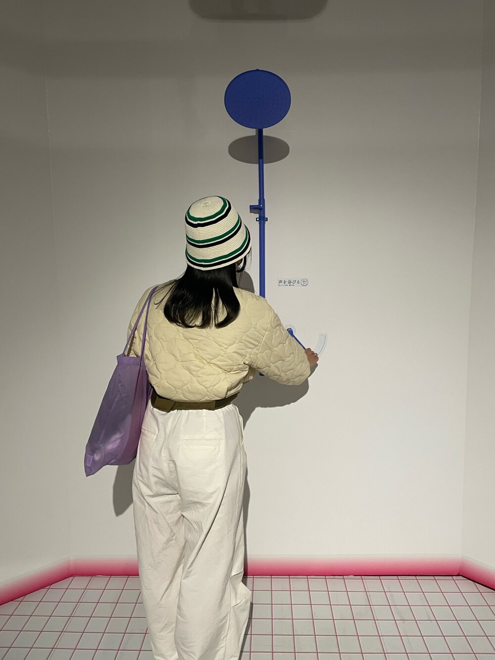「春服デビュー宣言、春コーデ、プチプラ、キルティング、ショート丈トップス、パラシュートパンツ、ホワイトパンツ、バケットハット、コンバース、トートバッグ、カラーコーデ、クリープハイプ、カネコアヤノ、休日コーデ、着回しコーデ」｜「CIAOPANICのリメイク風クロップドリブTee（Tシャツ/カットソー、グリーン系）」を使った、ponさん（レディース・163cm）の春コーディネートの2枚目の写真