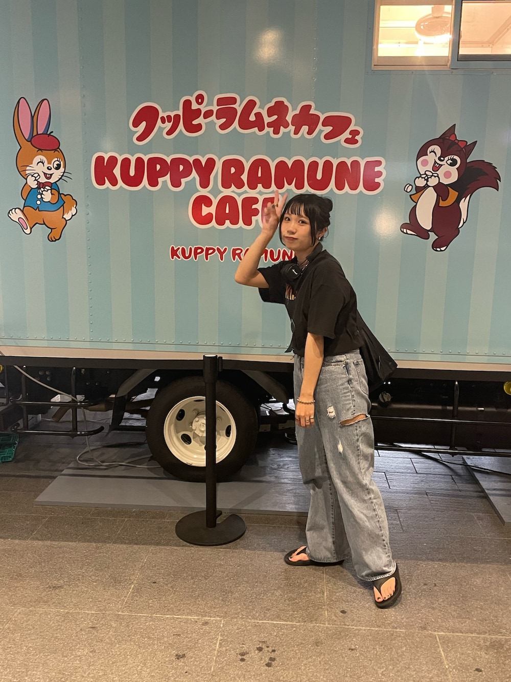「今日のコスメと服、シンプルスタイル、カジュアルコーデ、オトナカジュアル、楽チンコーデ、Tシャツ×デニム、バンドT、ロゴT、Tシャツ、デニム、クラッシュデニム、サンダル、メッセンジャーバッグ、ショルダーバッグ、おだんごヘアー」｜「DISCOATのヴィンテージバンドTシャツ（Tシャツ/カットソー、ブラック系）」を使った、ponさん（レディース・163cm）の夏コーディネートの5枚目の写真