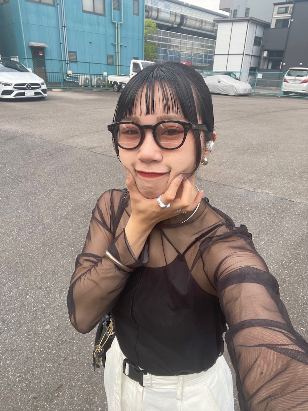 「夏のコスメと服、モノトーン、カジュアル、シースルー、シアートップス、パラシュートパンツ、カーゴパンツ、白パンツ、メガネ女子、サンダル、黒髪、前髪ぱっつん、オトナカジュアル、シンプルスタイル、休日スタイル」｜「DISCOATのシアーハイネックロングスリーブ（Tシャツ/カットソー、ブラック系）」を使った、ponさん（レディース・163cm）の夏コーディネートの2枚目の写真