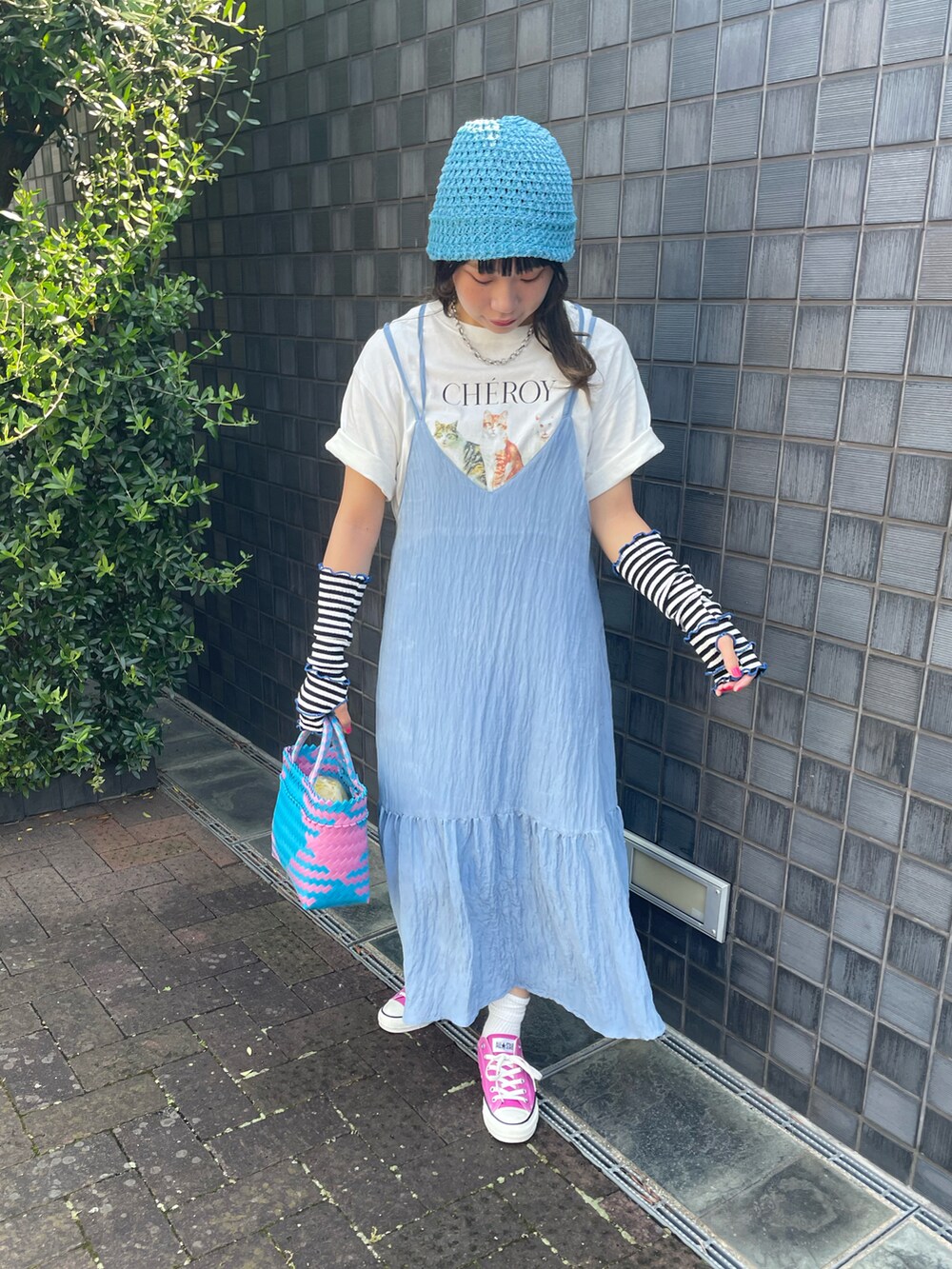 「今日のコスメと服、レイヤードスタイル、カラーコーデ、ブルーコーデ、白Tシャツ、Tシャツ、キャミワンピ、ティアードワンピース、かごバッグ、mekearisa、バケットハット、バケハ、コンバース、スニーカー、アームウォーマー」｜「DISCOATのアソートアニマルTシャツ（Tシャツ/カットソー、ホワイト系）」を使った、ponさん（レディース・163cm）の夏コーディネートの3枚目の写真