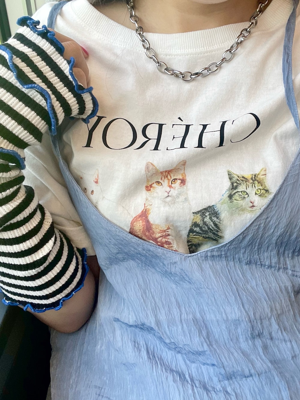 「今日のコスメと服、レイヤードスタイル、カラーコーデ、ブルーコーデ、白Tシャツ、Tシャツ、キャミワンピ、ティアードワンピース、かごバッグ、mekearisa、バケットハット、バケハ、コンバース、スニーカー、アームウォーマー」｜「DISCOATのアソートアニマルTシャツ（Tシャツ/カットソー、ホワイト系）」を使った、ponさん（レディース・163cm）の夏コーディネートの5枚目の写真