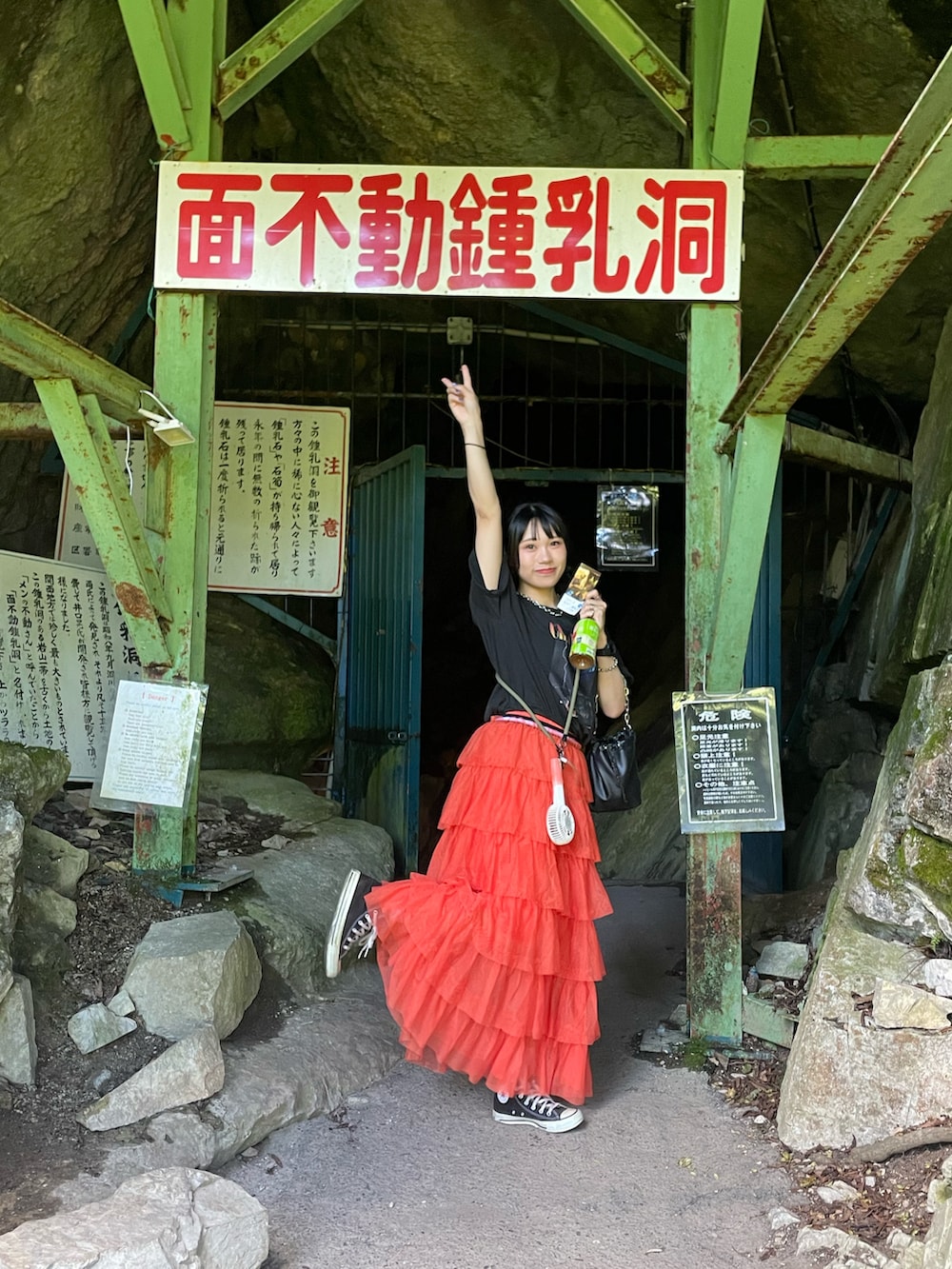 「今日のコスメと服、休日スタイル、カジュアルコーデ、カラー×コーデ、オレンジ、Tシャツ、バンドT、バックプリント、ティアードスカート、ロングスカート、カラースカート、スニーカー、夏コーデ、ハイカットスニーカー、NBA」|「DISCOATのヴィンテージバンドTシャツ(Tシャツ/カットソー、ブラック系)」を使った、ponさん(レディース・163cm)の秋コーディネートの4枚目の写真