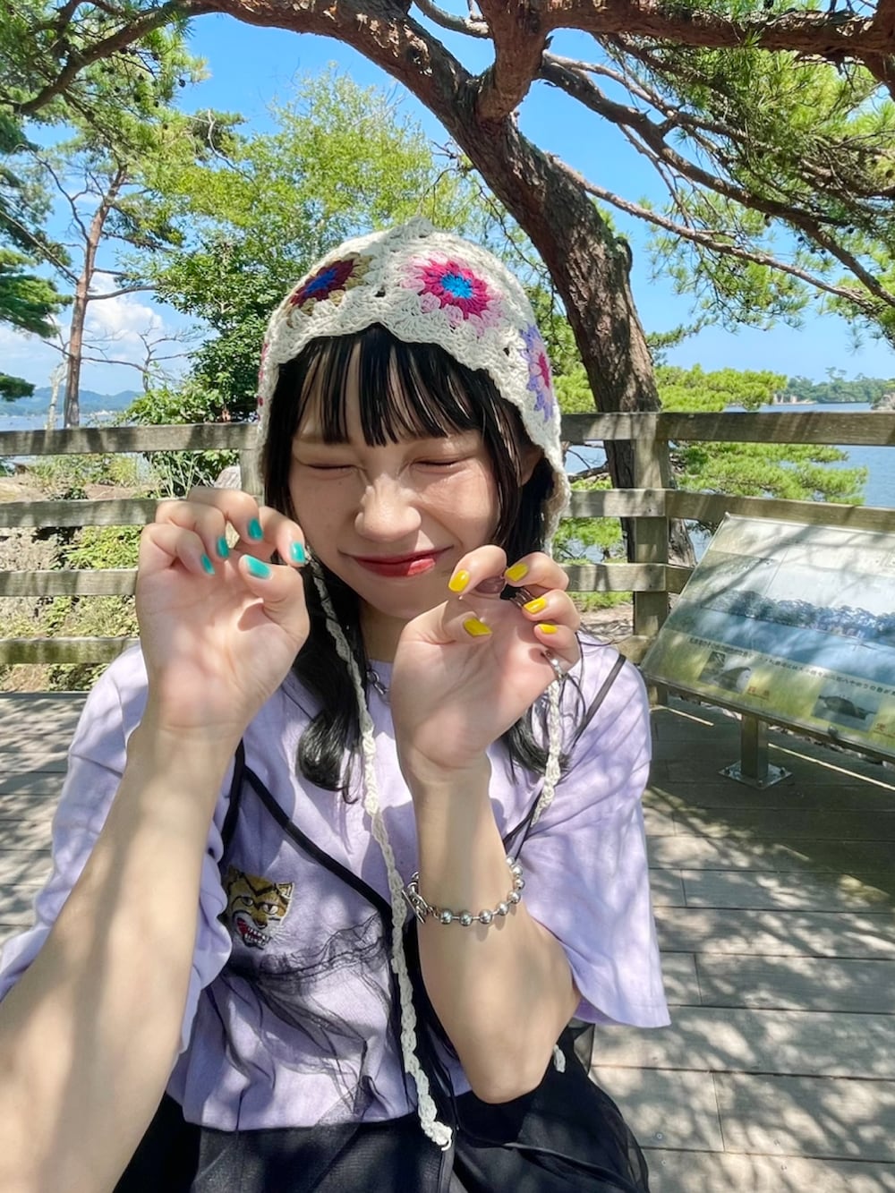 「今日のコスメと服、カジュアルコーデ、カラーコーデ、プチプラ、ゆるコーデ、Tシャツ、チュール、キャミワンピ、スカート、スニーカー、かごバッグ、mekearisa、クロシェ、クロシェハット、おでかけコーデ」｜「WHIMSICの【UNISEX】スーベニアショートスリーブTEE（Tシャツ/カットソー、パープル系）」を使った、ponさん（レディース・163cm）の夏コーディネートの3枚目の写真