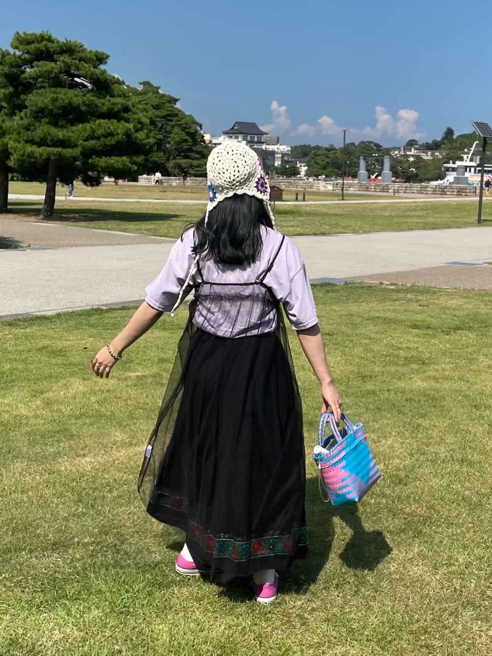 「今日のコスメと服、カジュアルコーデ、カラーコーデ、プチプラ、ゆるコーデ、Tシャツ、チュール、キャミワンピ、スカート、スニーカー、かごバッグ、mekearisa、クロシェ、クロシェハット、おでかけコーデ」｜「WHIMSICの【UNISEX】スーベニアショートスリーブTEE（Tシャツ/カットソー、パープル系）」を使った、ponさん（レディース・163cm）の夏コーディネートの4枚目の写真