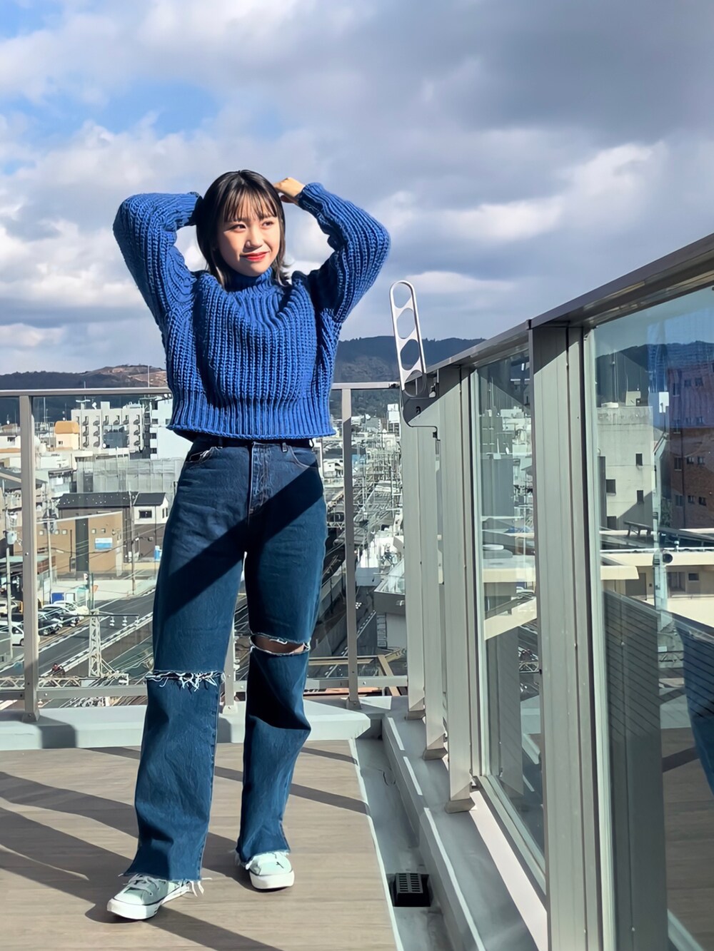 「カウ柄、アニマル柄、ボアジャケット、ダメージデニムパンツ、カッティング、デニム、ブルー、チャンキーニット、カラーニット、カラーコーデ、wcloset、H&M、WHO’S WHO gallery、converse、スニーカー」｜「WHO'S WHO galleryのカッティングデニム（デニムパンツ、ブルー系）」を使った、ponさん（レディース・163cm）の冬コーディネートの2枚目の写真
