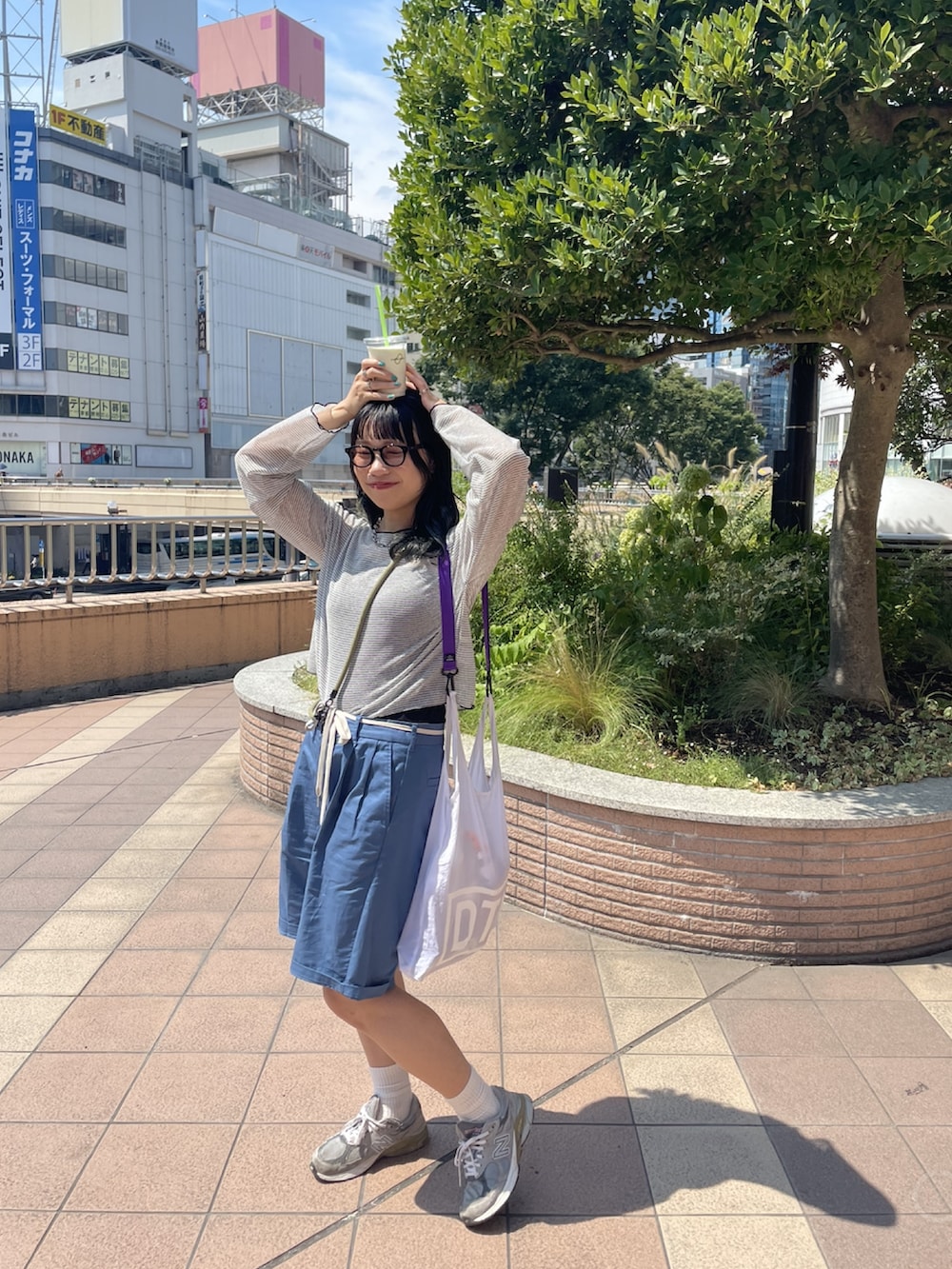 「今日のコスメと服、休日スタイル、シンプルコーデ、おでかけコーデ、カジュアルコーデ、夏コーデ、秋先取りコーデ、シアートップス、ボーダー、ハーフパンツ、ショートパンツ、スニーカー、ヘッドホン、ラクチンコーデ、ストリート」｜「DISCOATの【2WAY】アシメネックホルターキャミソール（キャミソール、ブラック系）」を使った、ponさん（レディース・163cm）の夏コーディネートの3枚目の写真