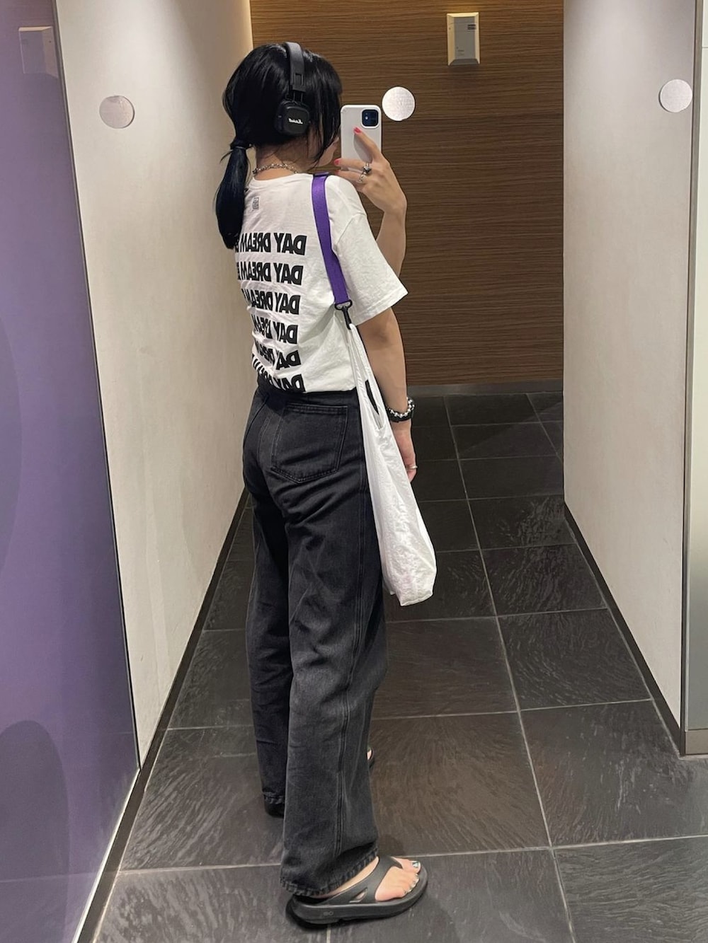 「モノトーンコーデ、モノトーン、大人カジュアル、カジュアル、シンプルコーデ、シンプル、パンツコーデ、デニム、白Tシャツ、ロゴT、ヘッドホン、トングサンダル、きれいめカジュアル、リラックススタイル、ハンブレッダーズ」｜「ハンブレッダーズ×TANGTANGのアイテム（Tシャツ/カットソー、ホワイト系）」を使った、ponさん（レディース・163cm）の夏コーディネートの2枚目の写真