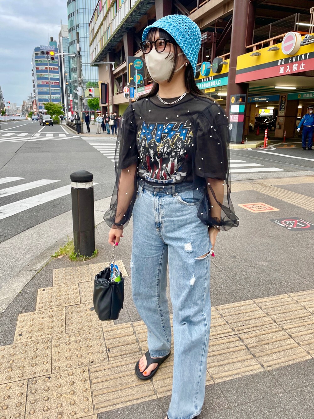 「今日のコスメと服、カラーコーデ、バンドT、チュール、シアートップス、デニム、ダメージデニムパンツ、バケットハット、メガネ女子、サングラス、oofos、サンダル、巾着バッグ、春コーデ、夏コーデ」｜「DISCOATのカルチャーサプライバックプリントバンドTシャツ（Tシャツ/カットソー、ブラック系）」を使った、ponさん（レディース・163cm）の春コーディネートの5枚目の写真