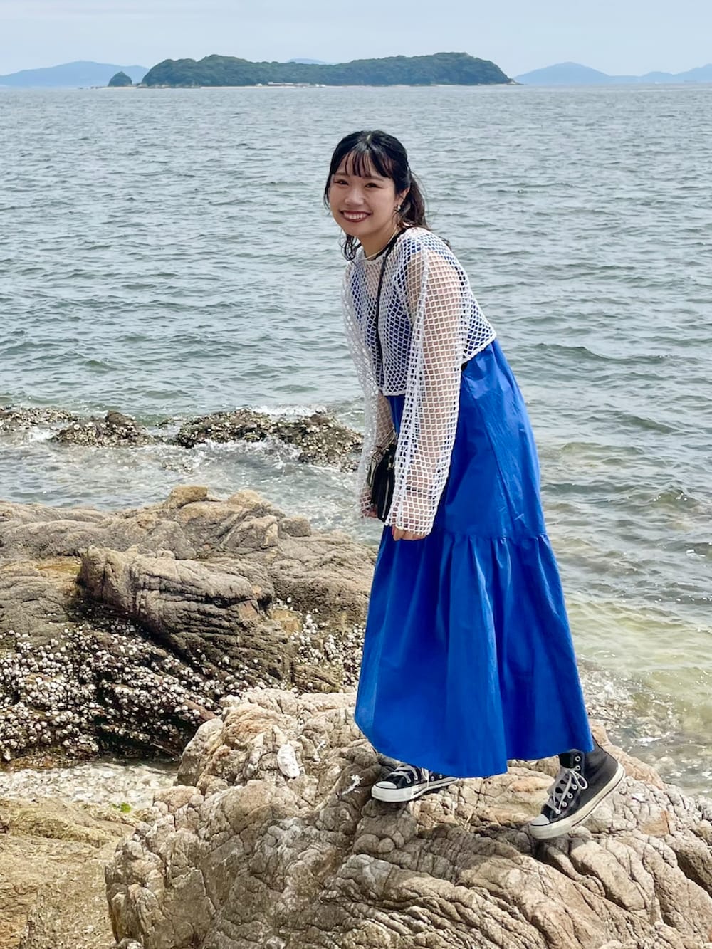 「今日のコスメと服、夏コーデ、海、おでかけコーデ、休日スタイル、旅行、ワンピース、ティアードワンピース、メッシュ、あみあみ、カラーコーデ、ブルー、スニーカー、コンバース、レイヤードスタイル」｜「DISCOATの【2WAY】アシメネックホルターキャミソール（キャミソール、ブラック系）」を使った、ponさん（レディース・163cm）の夏コーディネートの4枚目の写真