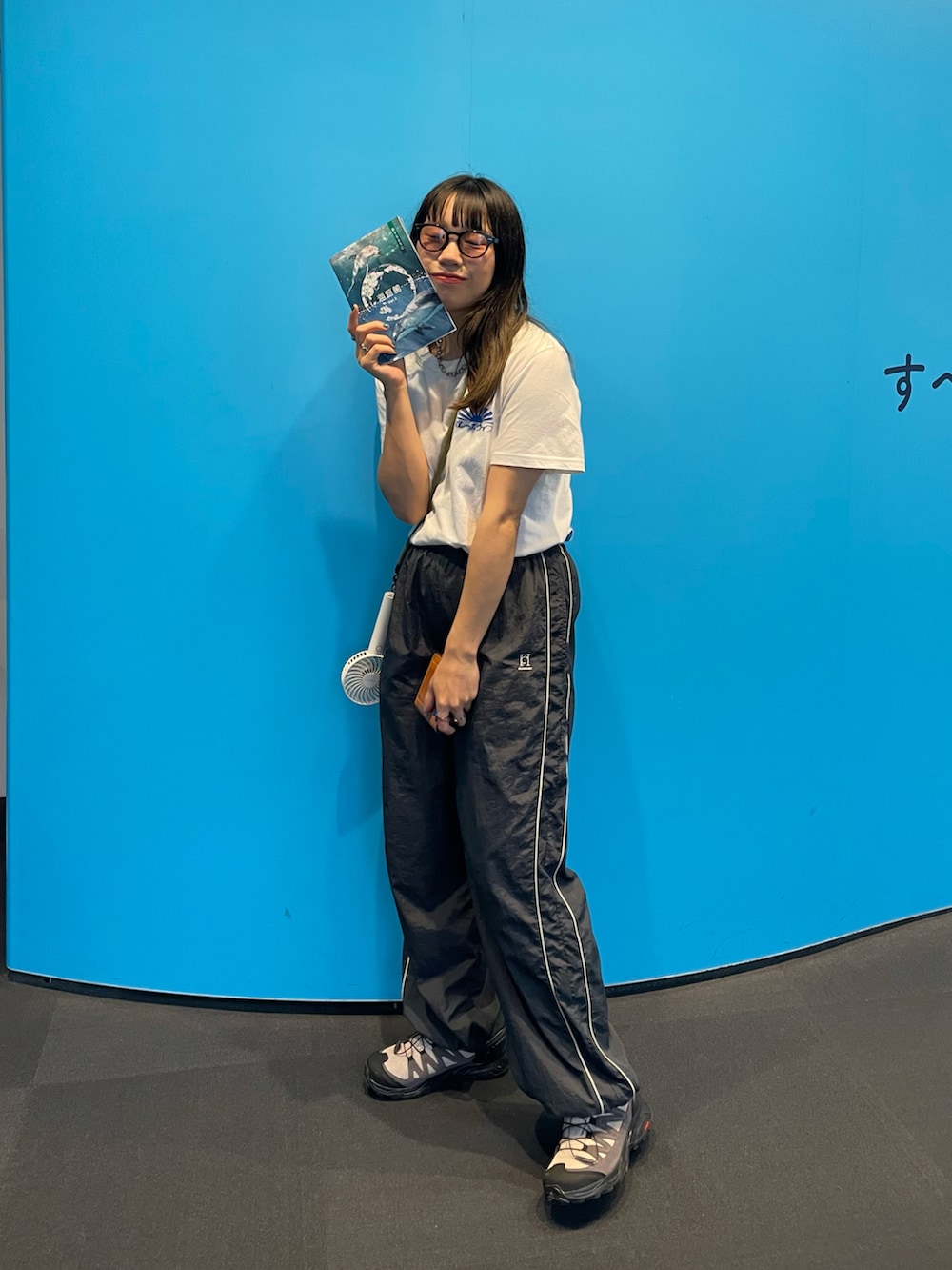 「秋服まるっと大公開、休日スタイル、スポーツミックス、ラインパンツ、トラックパンツ、ジャージ、Tシャツ、バックプリント、バンドT、バレーボウイズ、スニーカー、サロモン、楽チンコーデ、ストリート、シティーボーイ」｜「バレーボウイズのアイテム（Tシャツ/カットソー、ホワイト系）」を使った、ponさん（レディース・163cm）の秋コーディネートの2枚目の写真