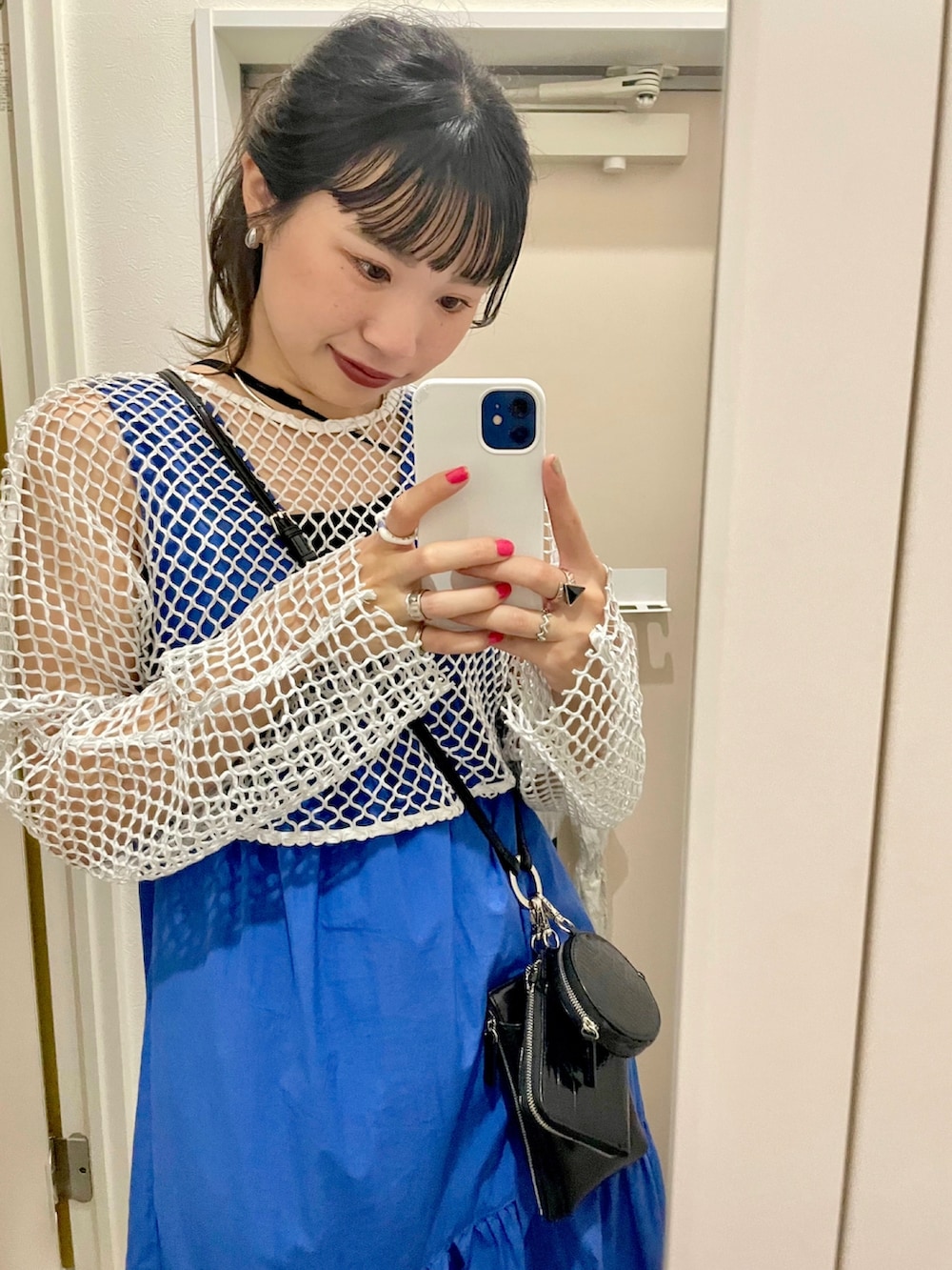 「今日のコスメと服、夏コーデ、海、おでかけコーデ、休日スタイル、旅行、ワンピース、ティアードワンピース、メッシュ、あみあみ、カラーコーデ、ブルー、スニーカー、コンバース、レイヤードスタイル」｜「DISCOATの【2WAY】アシメネックホルターキャミソール（キャミソール、ブラック系）」を使った、ponさん（レディース・163cm）の夏コーディネートの5枚目の写真