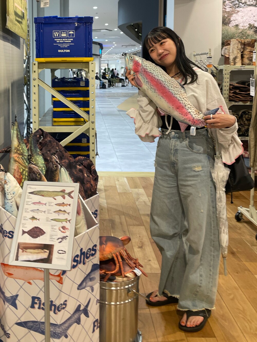 「夏のコスメと服、今日のコスメと服、カジュアル、スウェット、トレーナー、ショート丈トップス、クロップドトップス、デニム、ダメージデニムパンツ、カーブパンツ、巾着バッグ、ビーチサンダル、サンダル、HELLOSANFRANCISCO」｜「CIAOPANICの【HELLO.SANFRANCISCO】カットアウトフリルトップス（スウェット、グレー系）」を使った、ponさん（レディース・163cm）の夏コーディネートの3枚目の写真