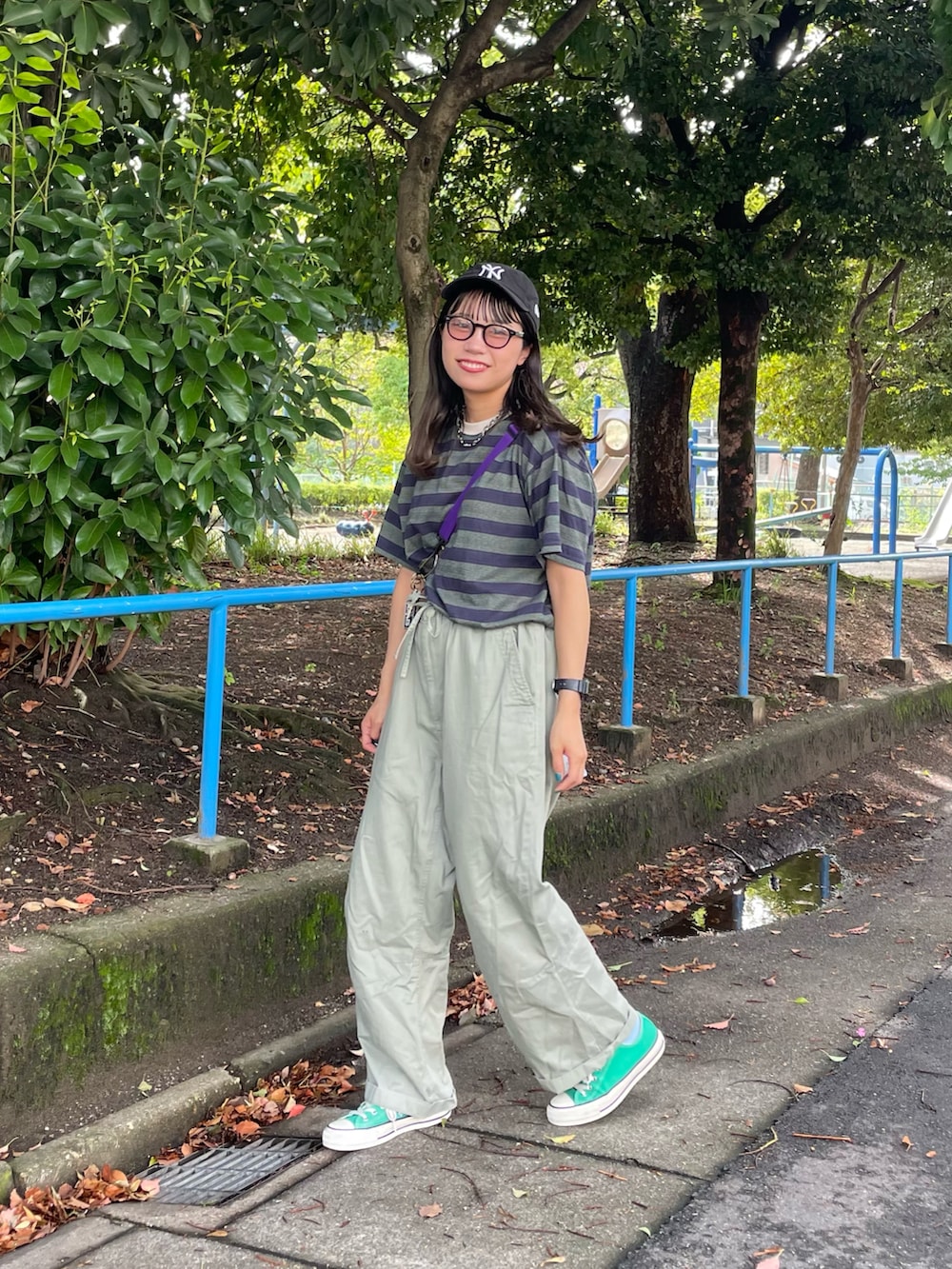 「秋服まるっと大公開、秋カラー、ビッグシルエット、オーバーサイズ、ボーダー、パンツコーデ、カーゴパンツ、カーキパンツ、カーキ、グリーン、キャップ、スニーカー、サングラス、メンズライク」｜「DISCOATのジャガードボーダーショートスリーブTシャツ（Tシャツ/カットソー、ブルー系）」を使った、ponさん（レディース・163cm）の秋コーディネートの2枚目の写真