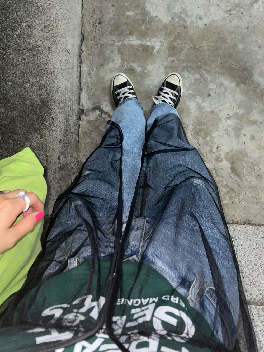 「このスタイルがお気に入り、今日のコスメと服、夏コーデ、Tシャツ、バンドT、チュール、チュールワンピ、デニムパンツ、クラッシュデニム、ダメージデニムパンツ、カジュアルコーデ、バケットハット、カラーコーデ、レイヤードスタイル、ラフコーデ」｜「ナードマグネットのアイテム（Tシャツ/カットソー、グリーン系）」を使った、ponさん（レディース・163cm）の夏コーディネートの5枚目の写真