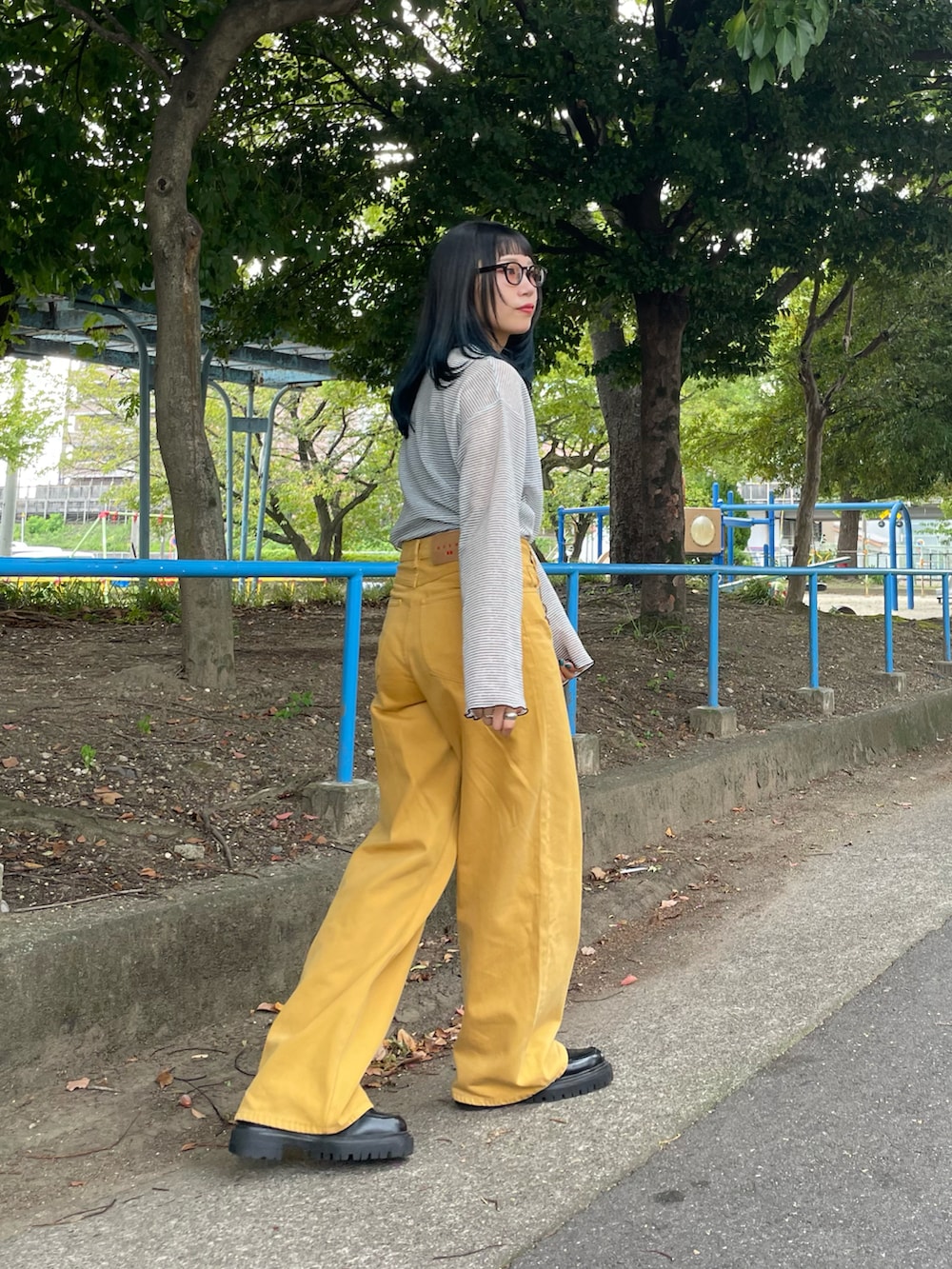 「秋服まるっと大公開、秋服、秋カラー、ボーダー、シアートップス、カラーパンツ、カラーコーデ、イエローコーデ、デニム、バギーパンツ、ローファー、パンツコーデ、シンプルコーデ、初秋コーデ、メガネ女子」｜「DISCOATのシアーボーダーロングスリーブ（Tシャツ/カットソー、ホワイト系）」を使った、ponさん（レディース・163cm）の秋コーディネートの3枚目の写真