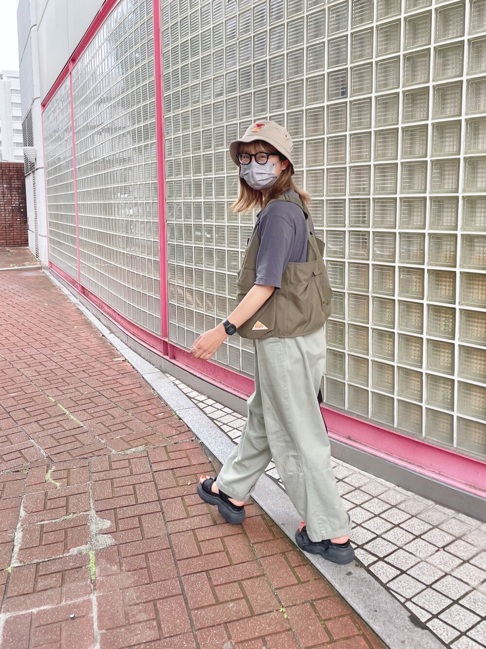 「夏コーデ、カジュアルコーデ、ミリタリー、ミリタリーベスト、フィッシングベスト、カーゴパンツ、ストリート、ストリートMIX、古着、古着女子、厚底サンダル、バケットハット、めがね、ootd、いいね、save、フォローお願いします🤑」|「Samansa Mos2 blueのロックTシャツ(Tシャツ/カットソー、グレー系)」を使った、ponさん(レディース・163cm)の夏コーディネートの2枚目の写真