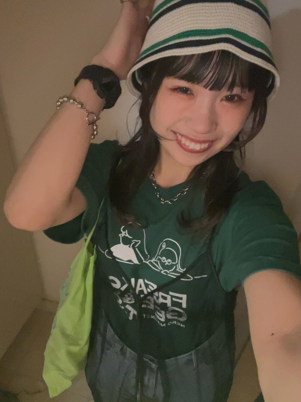 「このスタイルがお気に入り、今日のコスメと服、夏コーデ、Tシャツ、バンドT、チュール、チュールワンピ、デニムパンツ、クラッシュデニム、ダメージデニムパンツ、カジュアルコーデ、バケットハット、カラーコーデ、レイヤードスタイル、ラフコーデ」｜「ナードマグネットのアイテム（Tシャツ/カットソー、グリーン系）」を使った、ponさん（レディース・163cm）の夏コーディネートの2枚目の写真