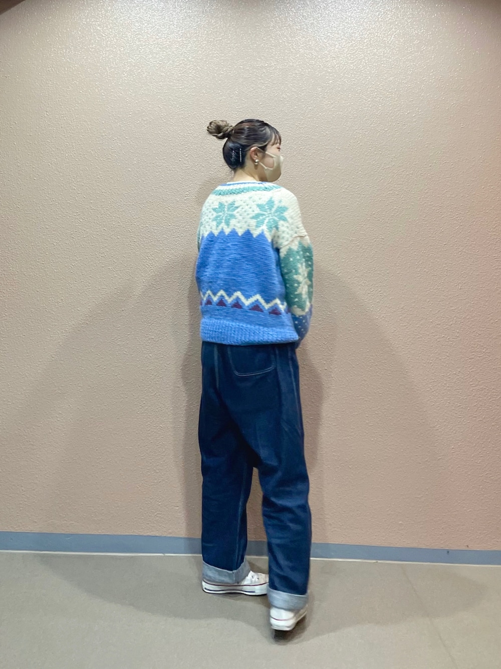 「クリスマスに着たい服、クリスマス、冬コーデ、ジャガード、雪、ニット、セーター、デニム、ペインターパンツ、スニーカー、巾着バッグ、おだんごヘアー、古着MIX、WHO’S WHO gallery、いいね、save、フォローお願いします🤑」｜「古着のアイテム（ニット/セーター、ブルー系）」を使った、ponさん（レディース・163cm）の冬コーディネートの2枚目の写真