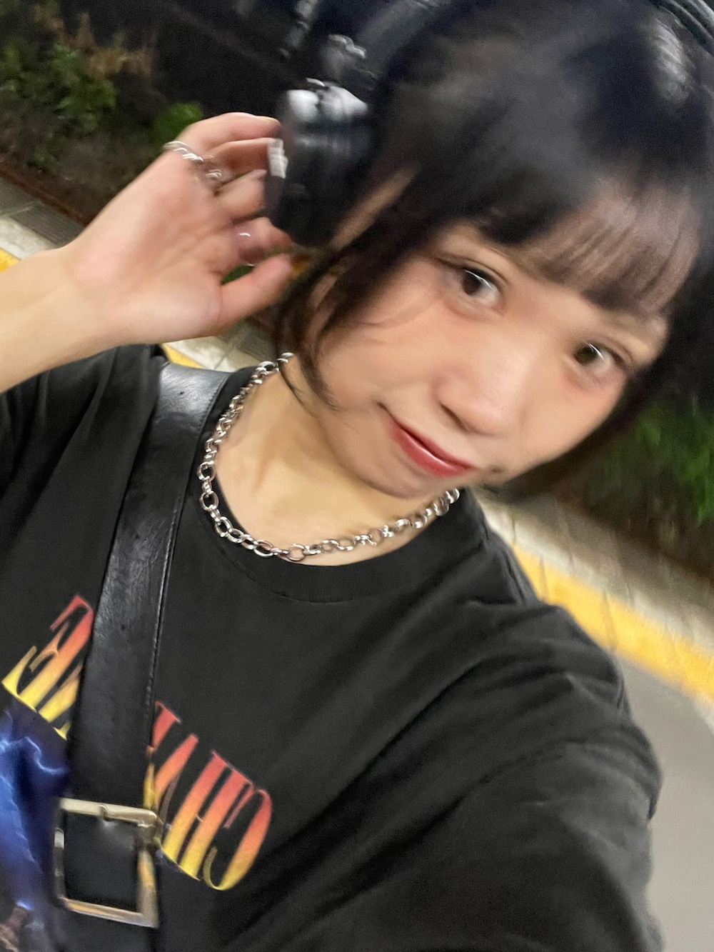 「今日のコスメと服、シンプルスタイル、カジュアルコーデ、オトナカジュアル、楽チンコーデ、Tシャツ×デニム、バンドT、ロゴT、Tシャツ、デニム、クラッシュデニム、サンダル、メッセンジャーバッグ、ショルダーバッグ、おだんごヘアー」｜「DISCOATのヴィンテージバンドTシャツ（Tシャツ/カットソー、ブラック系）」を使った、ponさん（レディース・163cm）の夏コーディネートの2枚目の写真