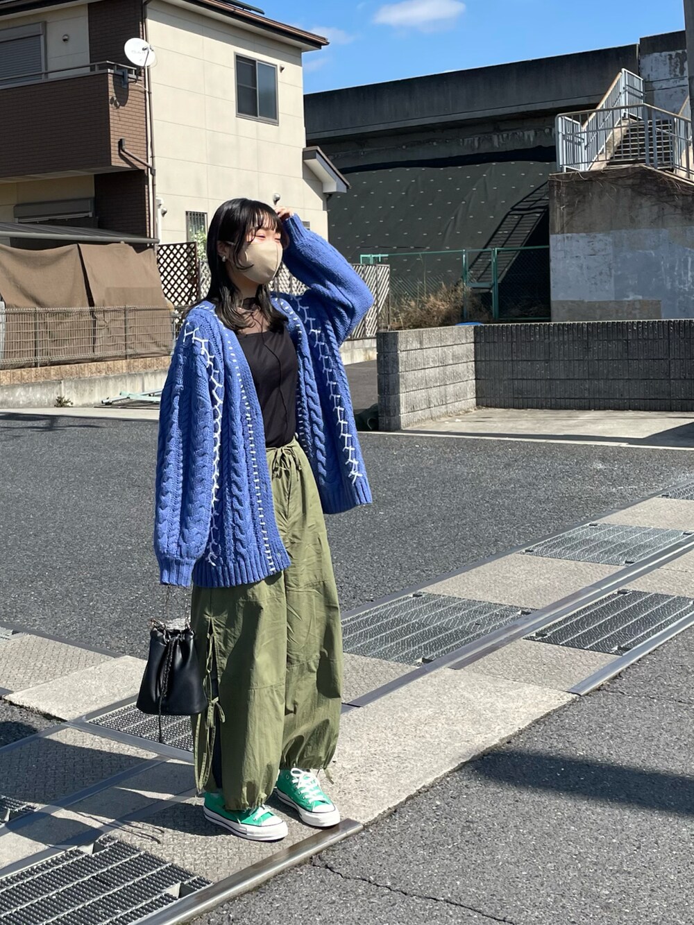 「春服デビュー宣言、春コーデ、おでかけコーデ、カラーコーデ、カーディガン、シースルー、カーゴパンツ、パラシュートパンツ、スニーカー、コンバース、巾着バッグ、hello SanFrancisco、ハローサンフランシスコ、ciaopanic、Discoat」｜「DISCOATのシアーハイネックロングスリーブ（Tシャツ/カットソー、ブラック系）」を使った、ponさん（レディース・163cm）の春コーディネートの4枚目の写真