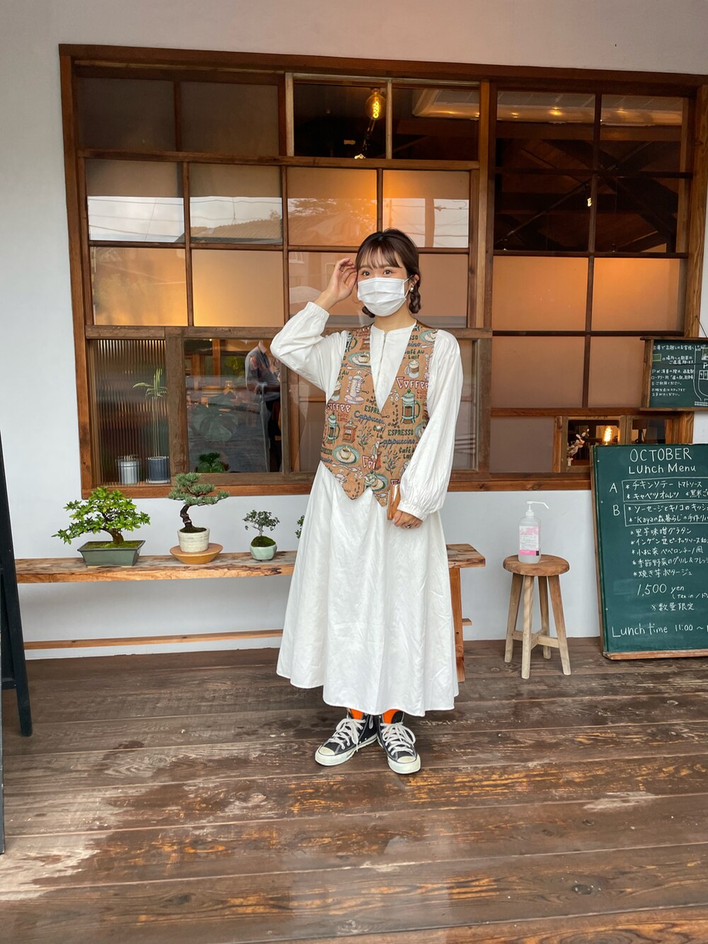 「ベスト、柄ベスト、白ワンピース、ワンピース、ハーフジップ、ロングワンピース、カラーソックス、スニーカー、コンバース、カジュアル、ナチュラル、カフェ、おだんごヘアー、秋ルック紹介するよ、ootd」｜「Samansa Mos2 blueのハーフジップシャツワンピース（シャツワンピース、ホワイト系）」を使った、ponさん（レディース・163cm）の秋コーディネートの2枚目の写真
