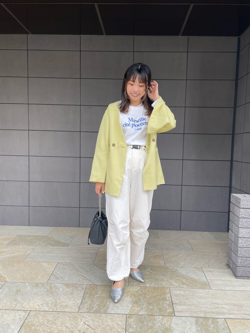 「ジャケット、春アウター、ロンT、ロゴT、パラシュートパンツ、カーゴパンツ、スポーツミックス、ホワイトパンツ、イエロー、ホワイト、ミニバッグ、シルバーシューズ、ポインテッドトゥ、春コーデ、オトナカジュアル」｜「DISCOATのエンブロイダリーロゴロングスリーブTシャツ（Tシャツ/カットソー、ホワイト系）」を使った、ponさん（レディース・163cm）の春コーディネートの3枚目の写真