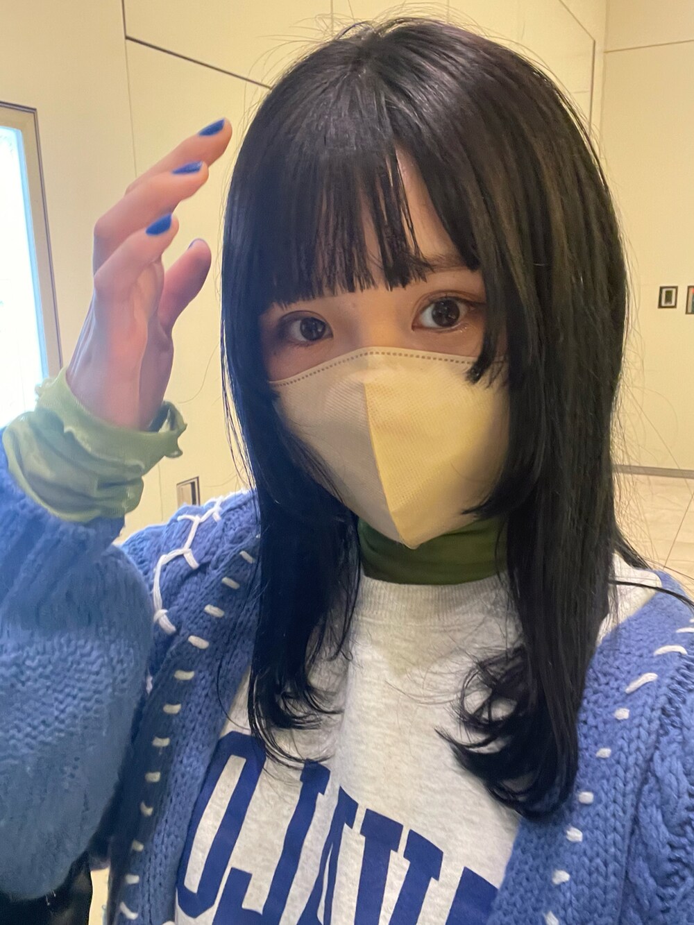 「カラーコーデ、カーディガン、ロゴスウェット、スウェット、シアー、タートルネック、レイヤードスタイル、カーゴパンツ、パラシュートパンツ、ニューバランス、巾着バッグ、春コーデ、ブルー、グリーン、ハローサンフランシスコ」｜「apres jour mignonのアイテム（Tシャツ/カットソー、グリーン系）」を使った、ponさん（レディース・163cm）の春コーディネートの4枚目の写真