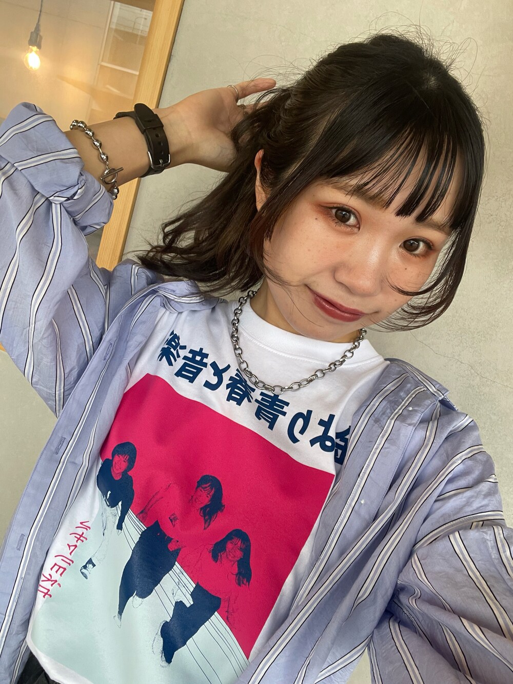 「このスタイルがお気に入り、今日のコーデ、ゆるコーデ、カジュアルコーデ、シャツスタイル、ストライプシャツ、カーゴパンツ、ハーフパンツ、バンドT、ロゴT、Tシャツ、スニーカー、コンバース、ポニーテール、夏コーデ」｜「カネヨリマサルのアイテム（Tシャツ/カットソー、ホワイト系）」を使った、ponさん（レディース・163cm）の夏コーディネートの2枚目の写真