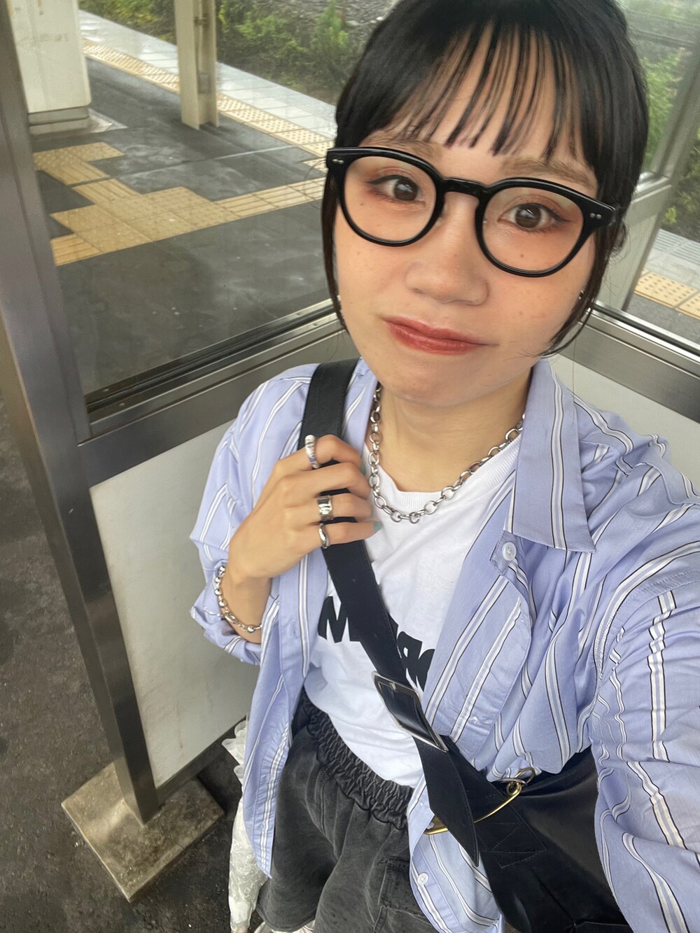 「このスタイルがお気に入り、今日のコスメと服、お出かけコーデ、休日スタイル、カジュアルコーデ、メンズライク、シティーボーイ、シティーガール、ストライプシャツ、白Tシャツ、ハーフパンツ、スニーカー、ダテメガネ、おだんごヘアー、前髪ぱっつん」｜「DISCOATの【ユニセックス】シアーストライプオーバーシャツ（シャツ/ブラウス、パープル系）」を使った、ponさん（レディース・163cm）の夏コーディネートの2枚目の写真