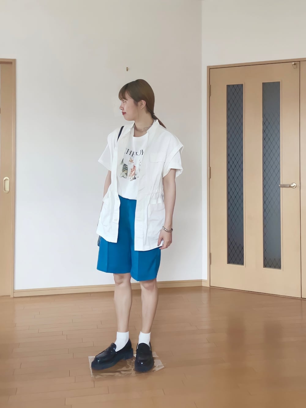 「ミリタリー、ベスト、ミリタリーベスト、アニマル、ネコ、白Tシャツ、ハーフパンツ、センタープレス、ローファー、バレッタ、カジュアル、夏コーデ、プチプラコーデ、おしゃれさんと繋がりたい、ootd」｜「DISCOATのアソートアニマルTシャツ（Tシャツ/カットソー、ホワイト系）」を使った、ponさん（レディース・163cm）の夏コーディネートの2枚目の写真