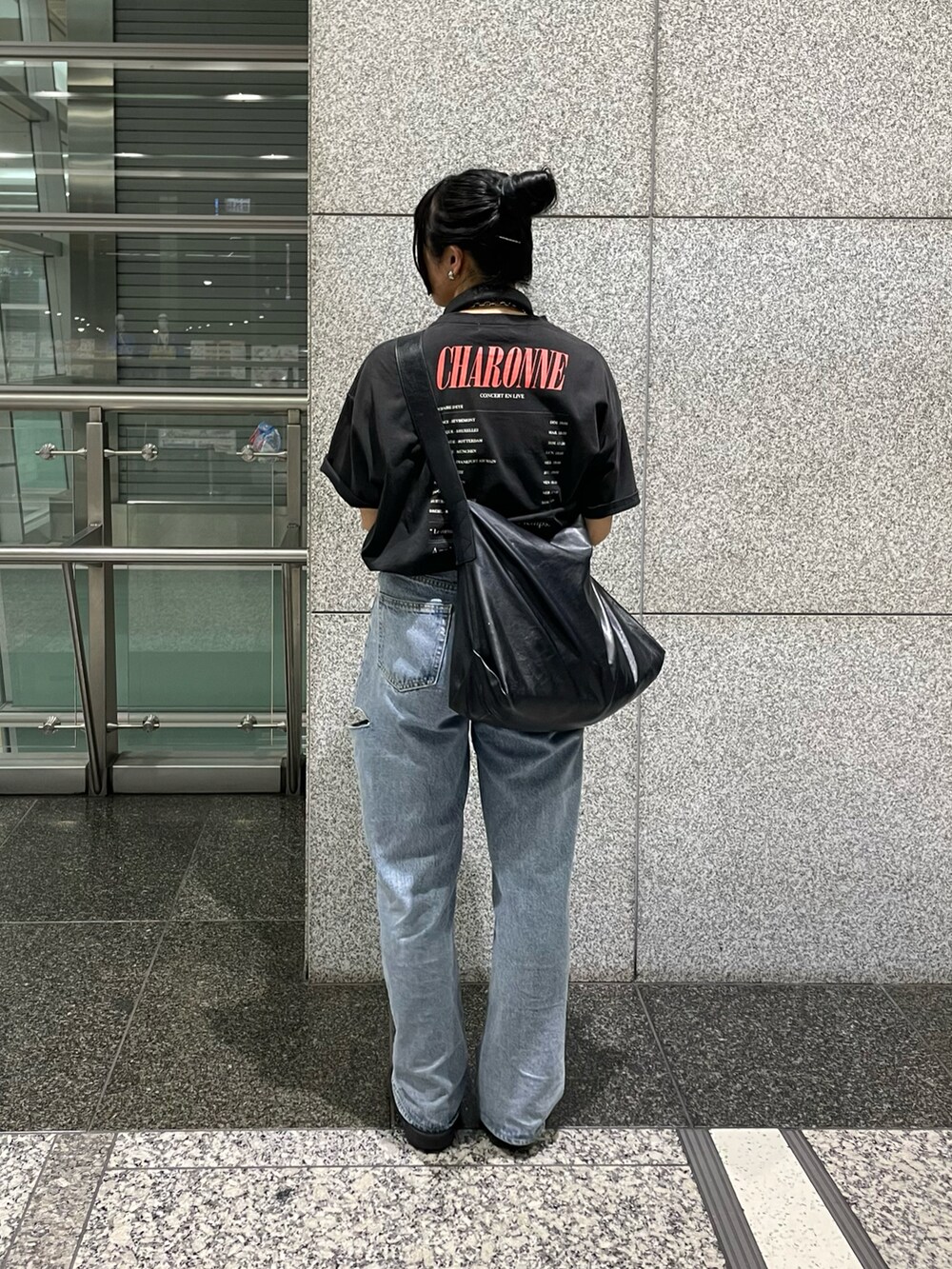 「今日のコスメと服、シンプルスタイル、カジュアルコーデ、オトナカジュアル、楽チンコーデ、Tシャツ×デニム、バンドT、ロゴT、Tシャツ、デニム、クラッシュデニム、サンダル、メッセンジャーバッグ、ショルダーバッグ、おだんごヘアー」｜「DISCOATのヴィンテージバンドTシャツ（Tシャツ/カットソー、ブラック系）」を使った、ponさん（レディース・163cm）の夏コーディネートの4枚目の写真
