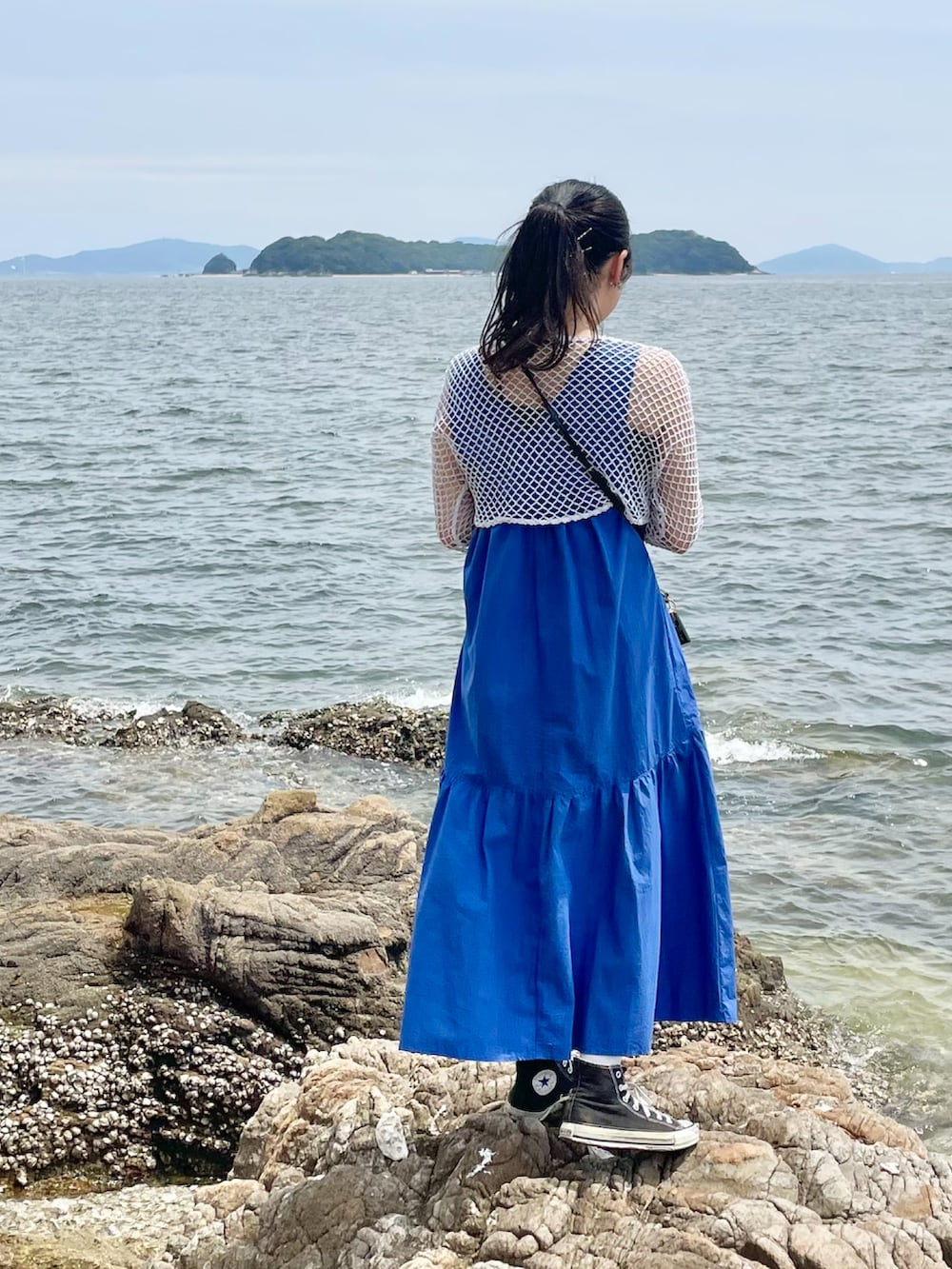 「今日のコスメと服、夏コーデ、海、おでかけコーデ、休日スタイル、旅行、ワンピース、ティアードワンピース、メッシュ、あみあみ、カラーコーデ、ブルー、スニーカー、コンバース、レイヤードスタイル」｜「DISCOATの【2WAY】アシメネックホルターキャミソール（キャミソール、ブラック系）」を使った、ponさん（レディース・163cm）の夏コーディネートの3枚目の写真