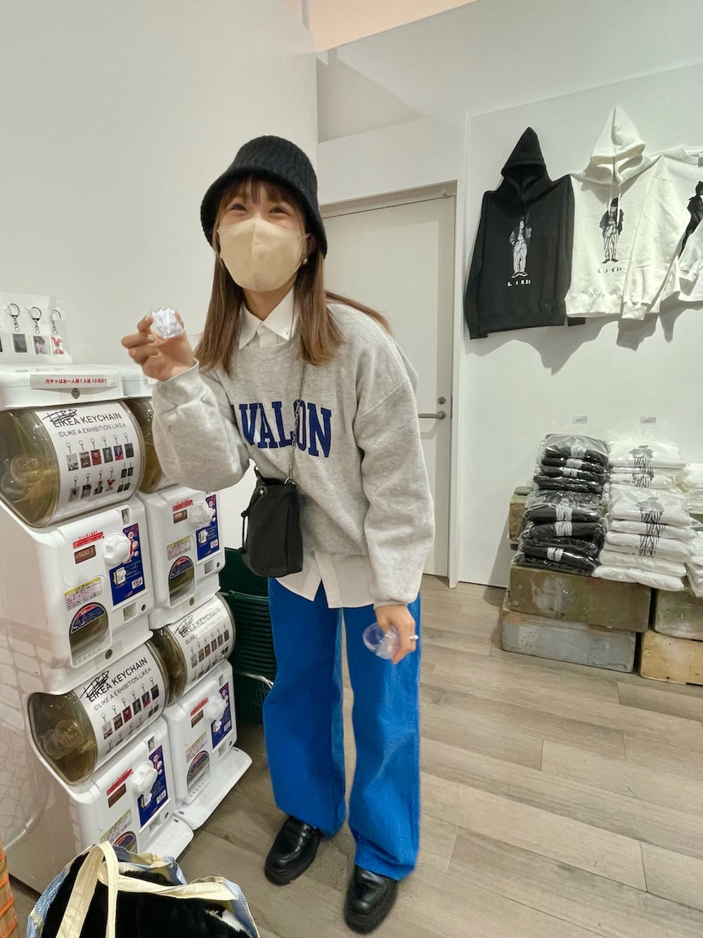 「ロゴスウェット、スウェット、白シャツ、シャツレイヤード、レイヤードスタイル、パンツスタイル、バギーパンツ、バケットハット、巾着バッグ、ローファー、厚底シューズ、UNIQLO×MARNI、ユニクロマルニ、伊藤万理華、ootd」｜「古着のアイテム（スウェット、グレー系）」を使った、ponさん（レディース・163cm）の冬コーディネートの4枚目の写真