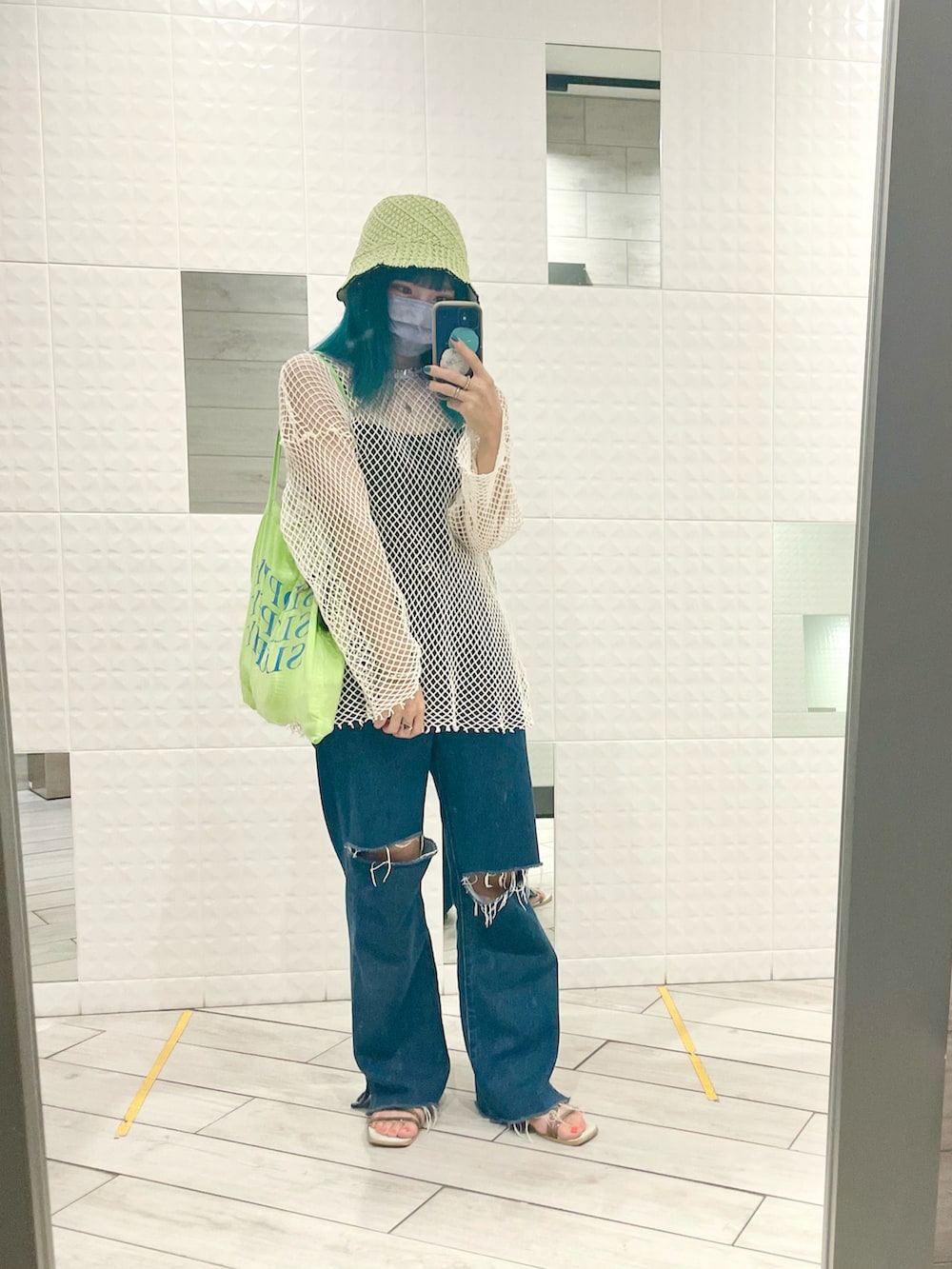 ホワイト系のTシャツ/カットソー、ブラック系のキャミソール、グリーン系のトートバッグを着用したレディースの秋コーディネートの3枚目の写真