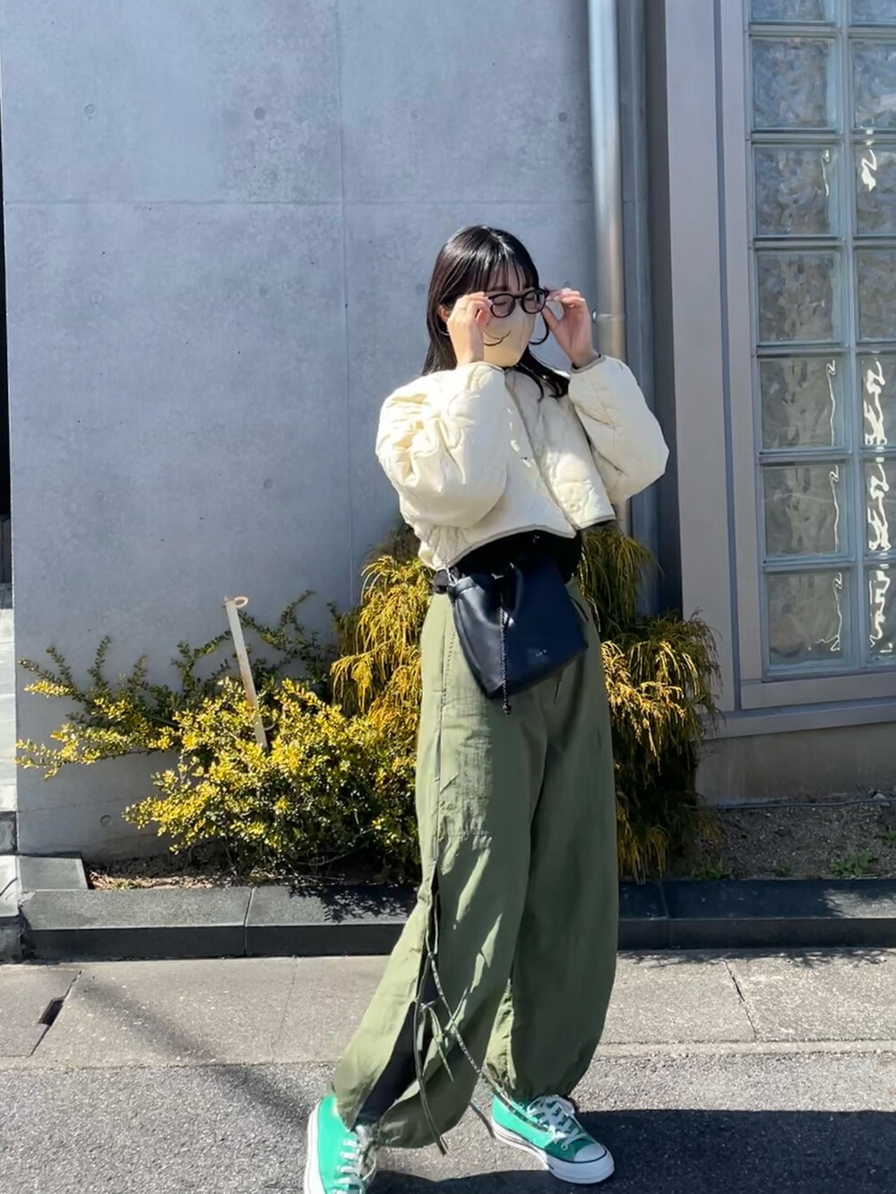「春服デビュー宣言、シースルー、シースルートップス、ショート丈トップス、キルティング、春アウター、パラシュートパンツ、カーゴパンツ、コンバース、スニーカー、ミニバッグ、メガネ女子、着回しコーデ、オトナカジュアル、ストリートMIX」|「DISCOATのカップ付スクエアロングスリーブ(Tシャツ/カットソー、ブラック系)」を使った、ponさん(レディース・163cm)の春コーディネートの2枚目の写真
